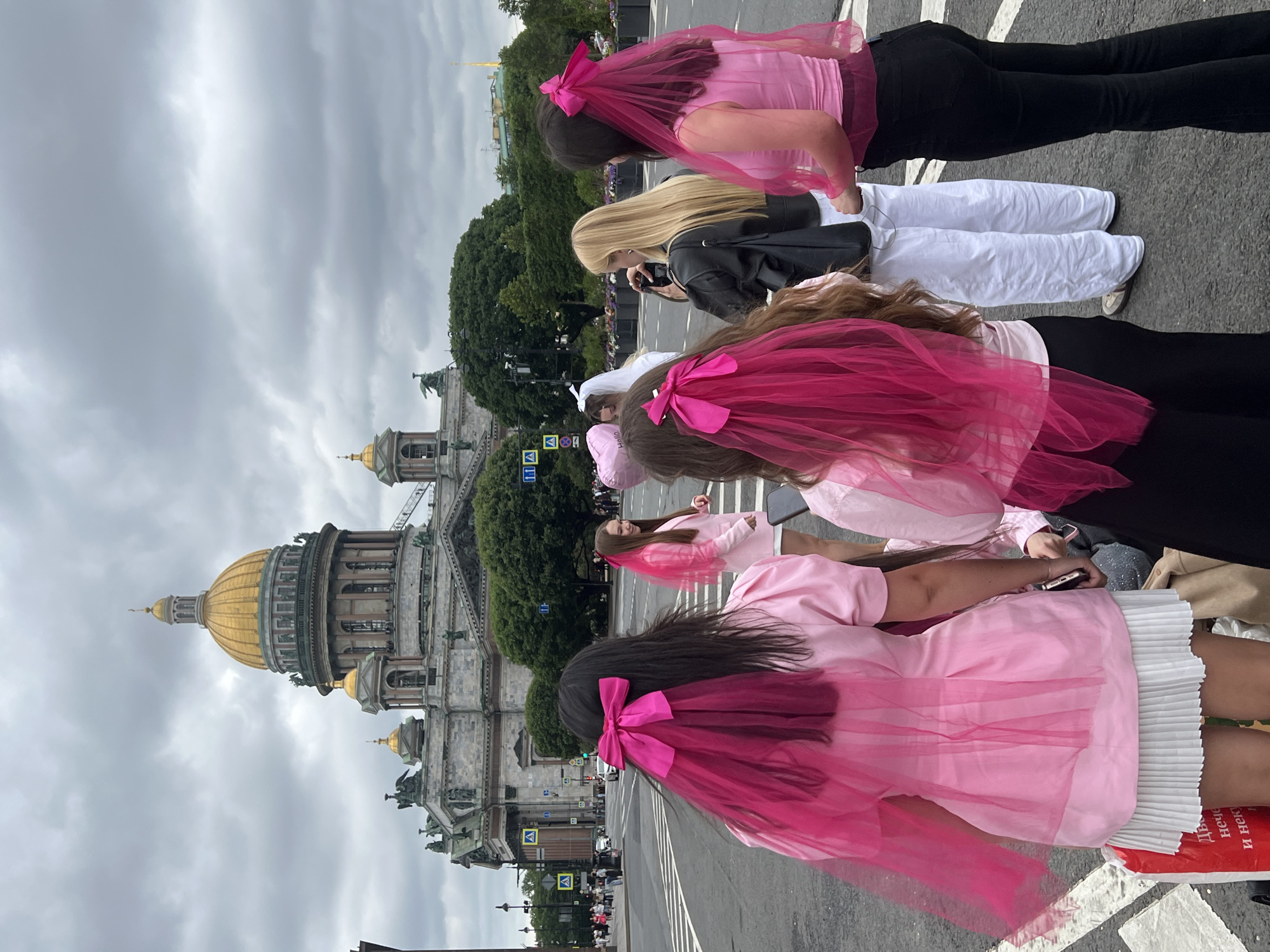 Afternoon crowds and police presence near St. Isaac's Cathedral