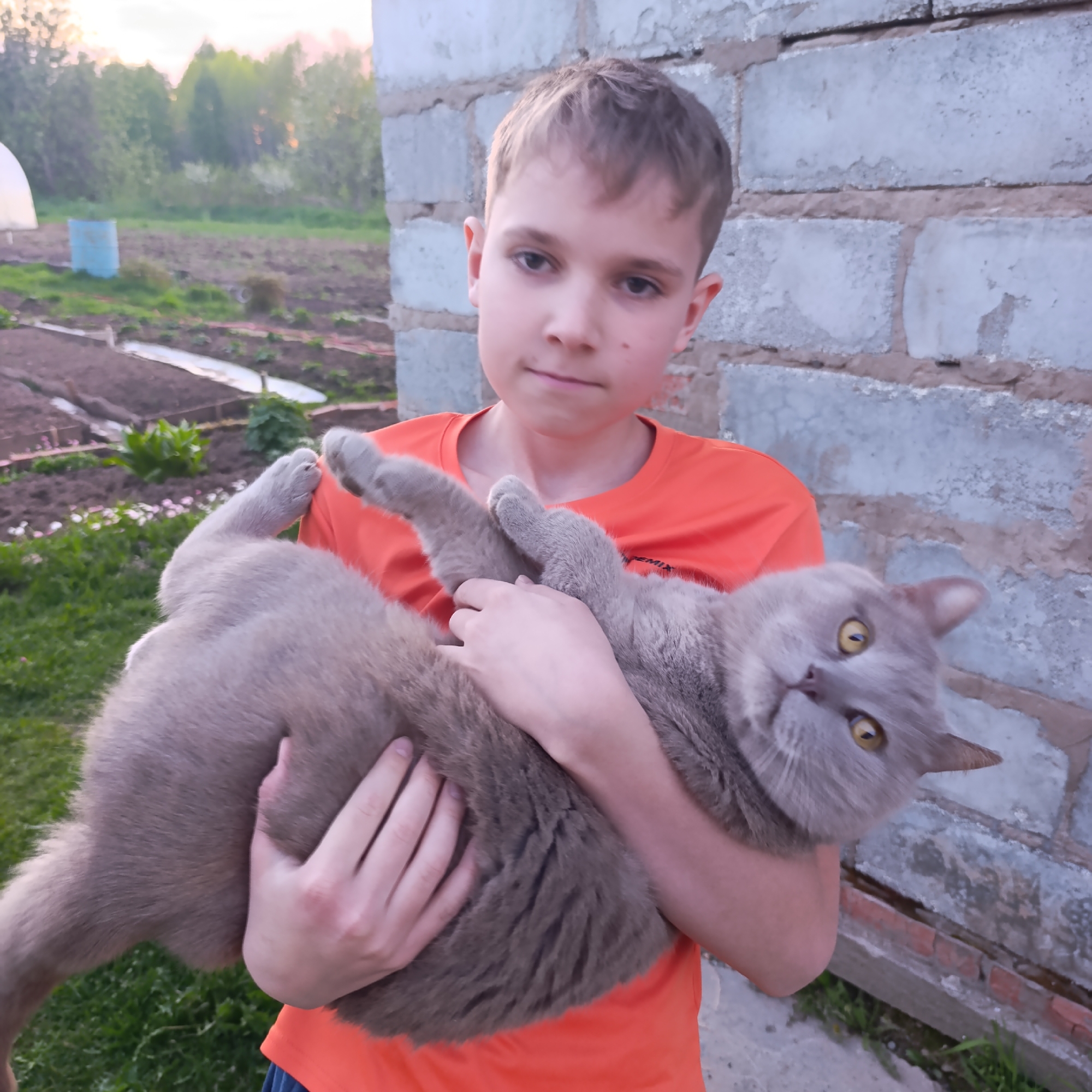 Family moments with cat and flowers in Dubovaya