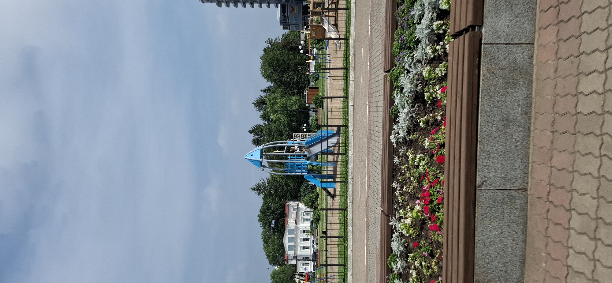 Blagoveshchensk riverfront promenade, flowers, and cross-border views