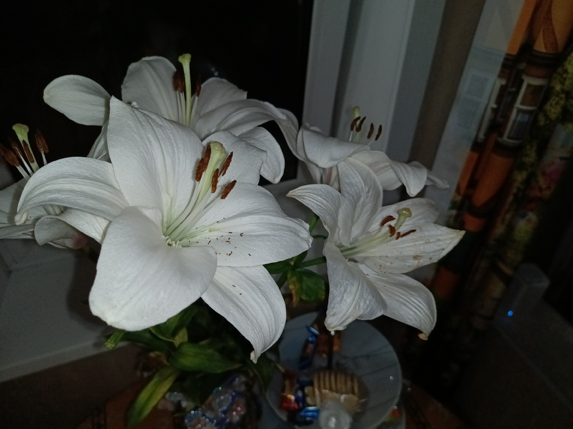 White lilies and a lemon-garnished drink, close up