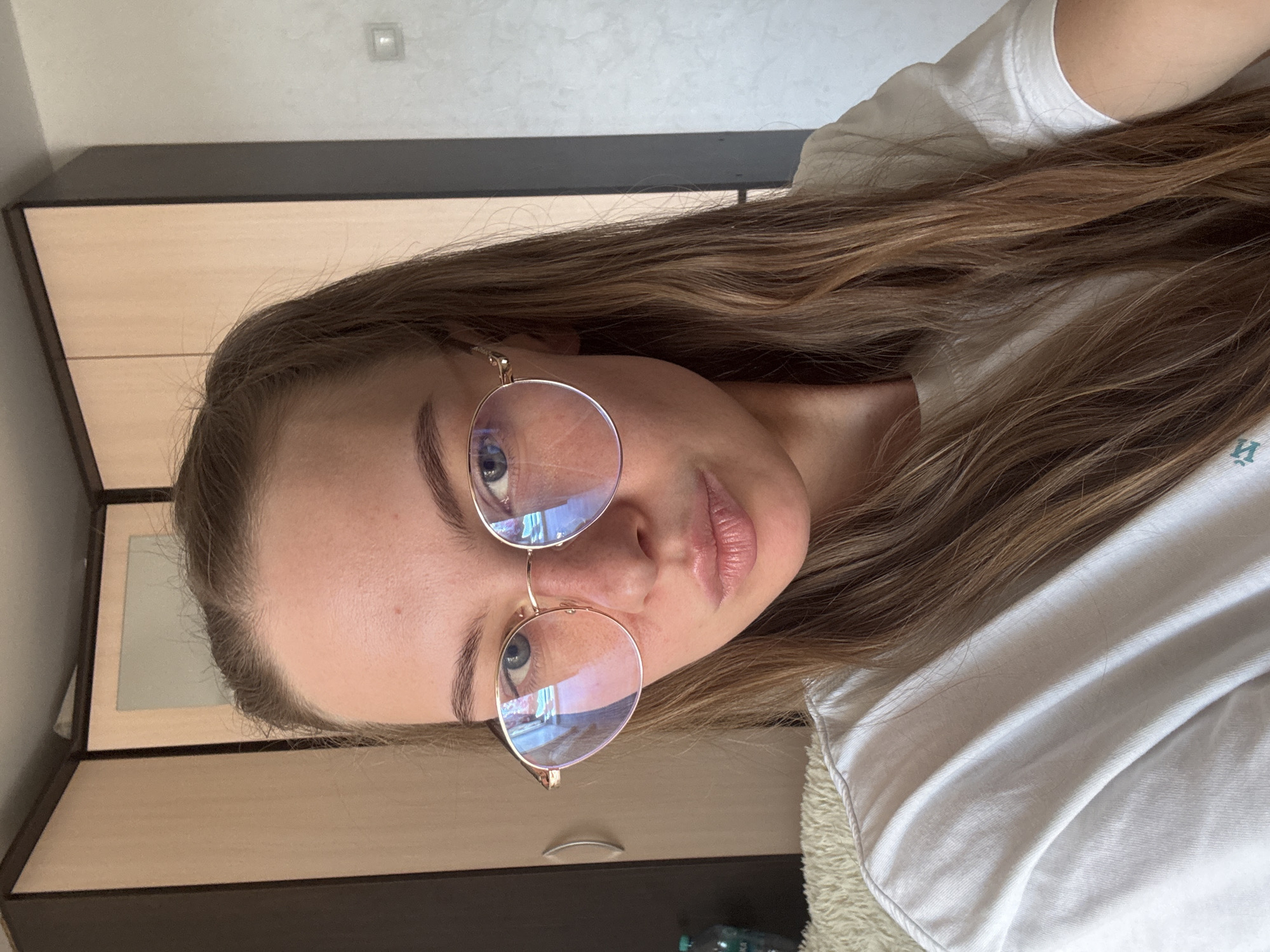 Woman documents morning selfie session in Perm bedroom