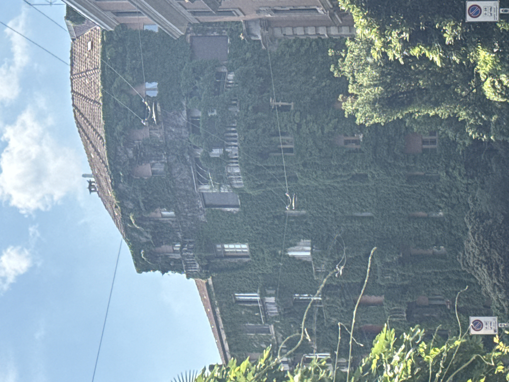 Milan architectural tour documented in six-minute photo sequence