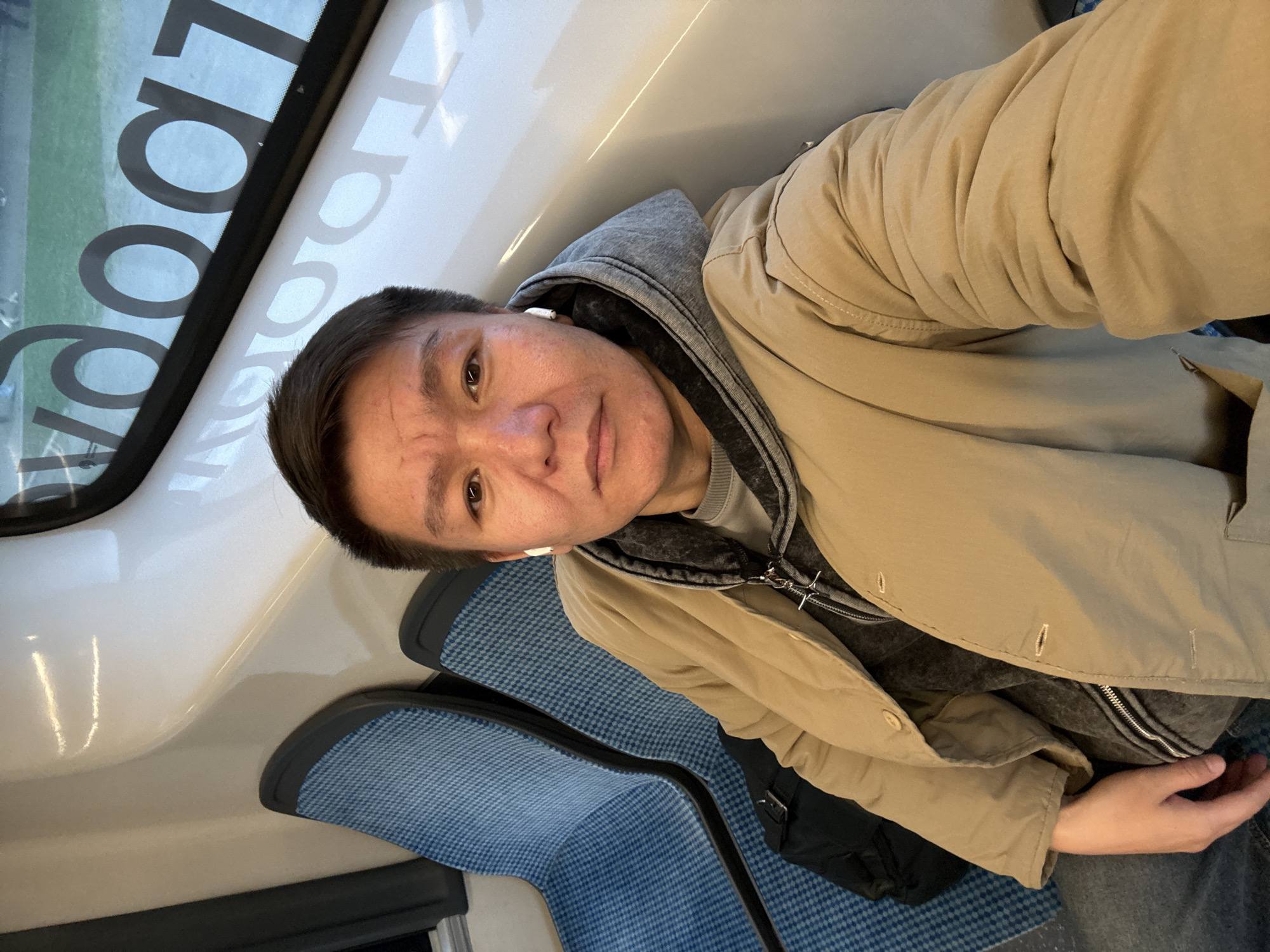 Moscow commuters spotted on train and electrobus during afternoon