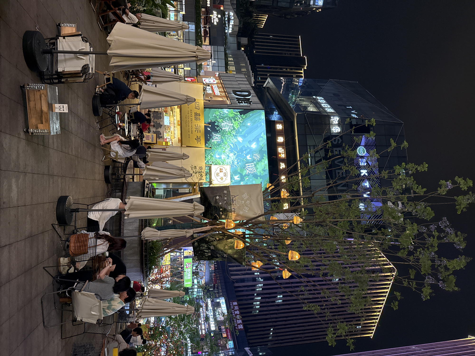 Outdoor dining scene captured in Chongqing's Yuzhong District
