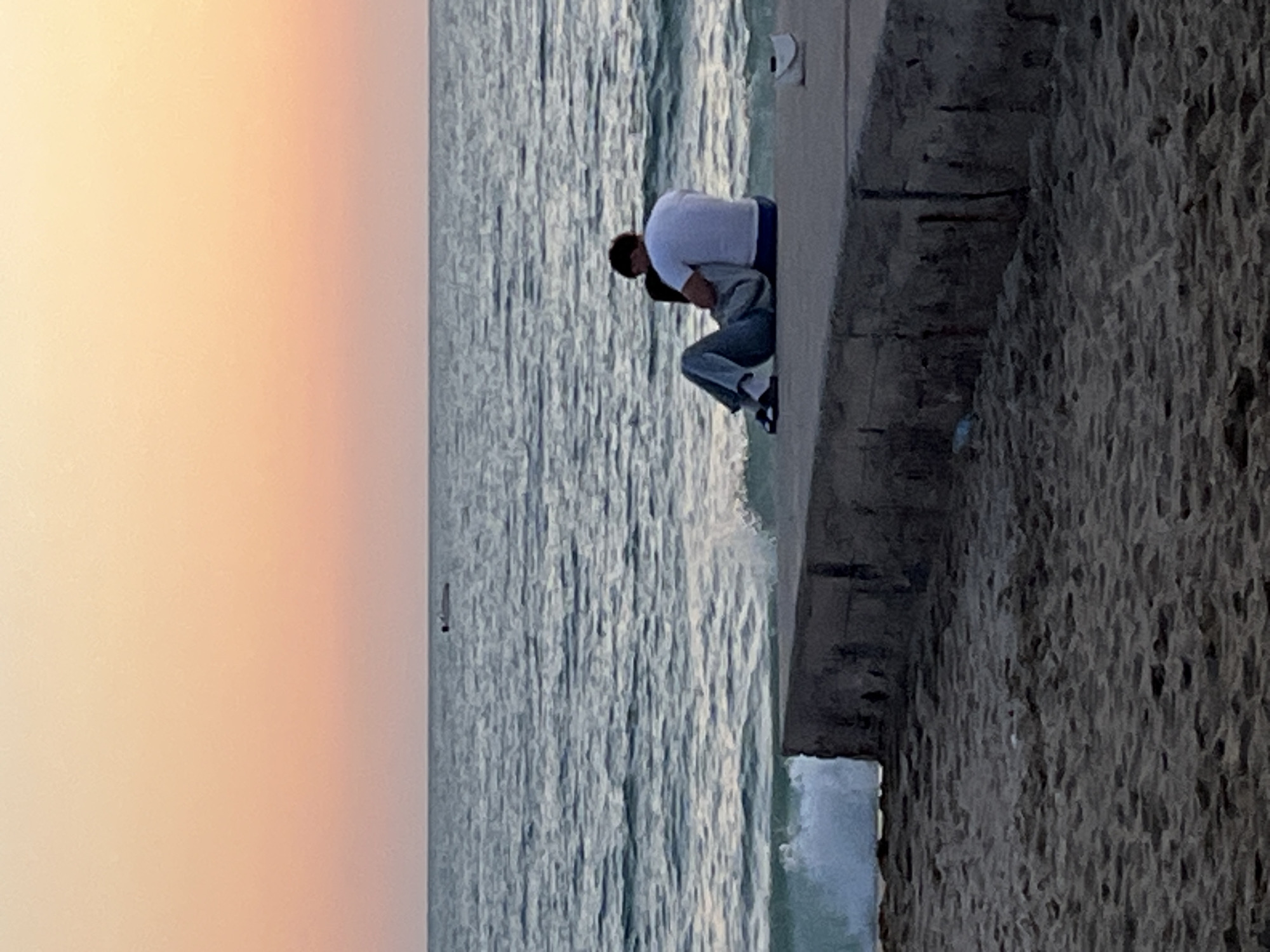 Sunset gathering draws couples, photographers to Alanya waterfront