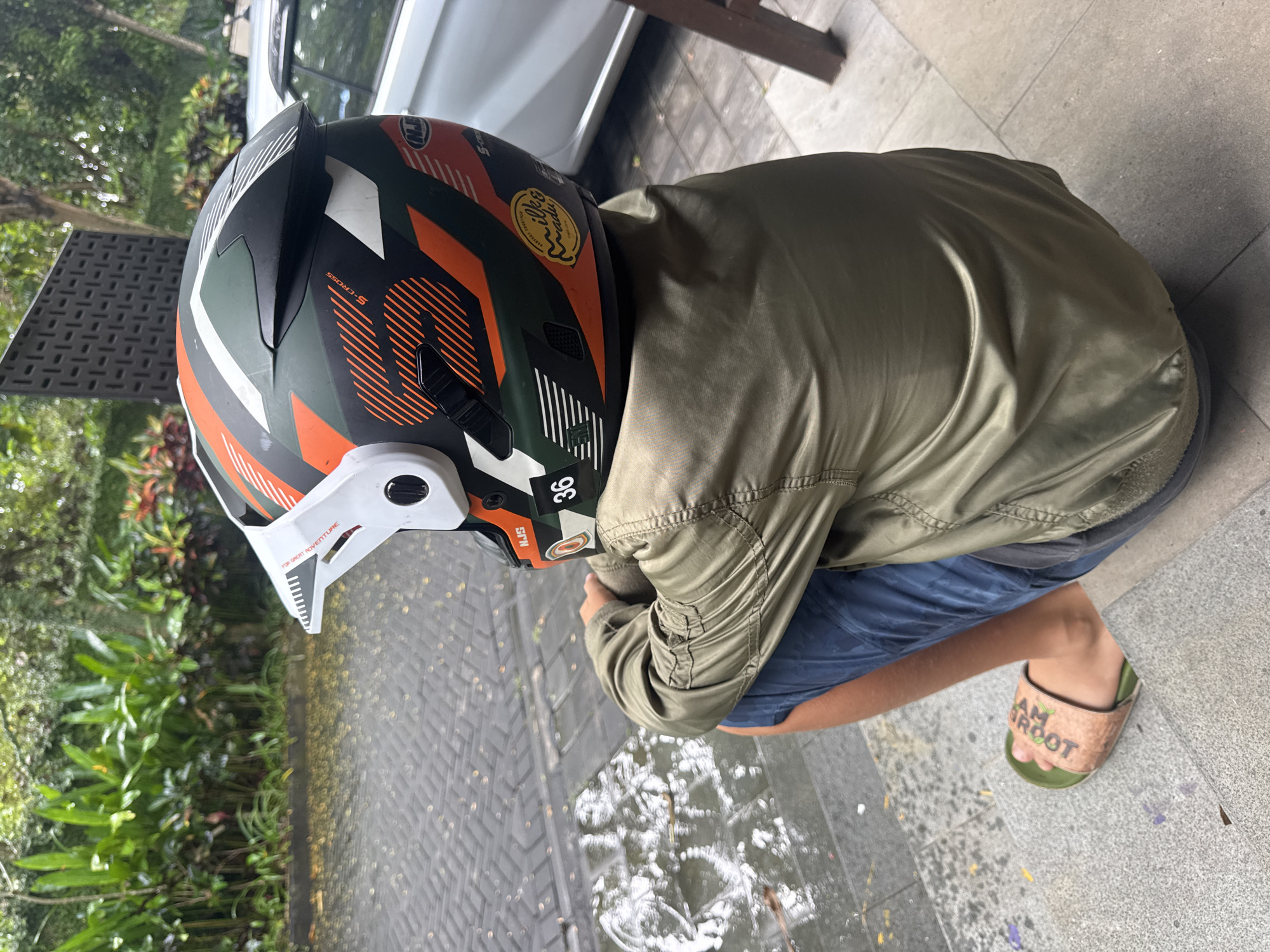 Person in colorful helmet spotted in Kuta Selatan