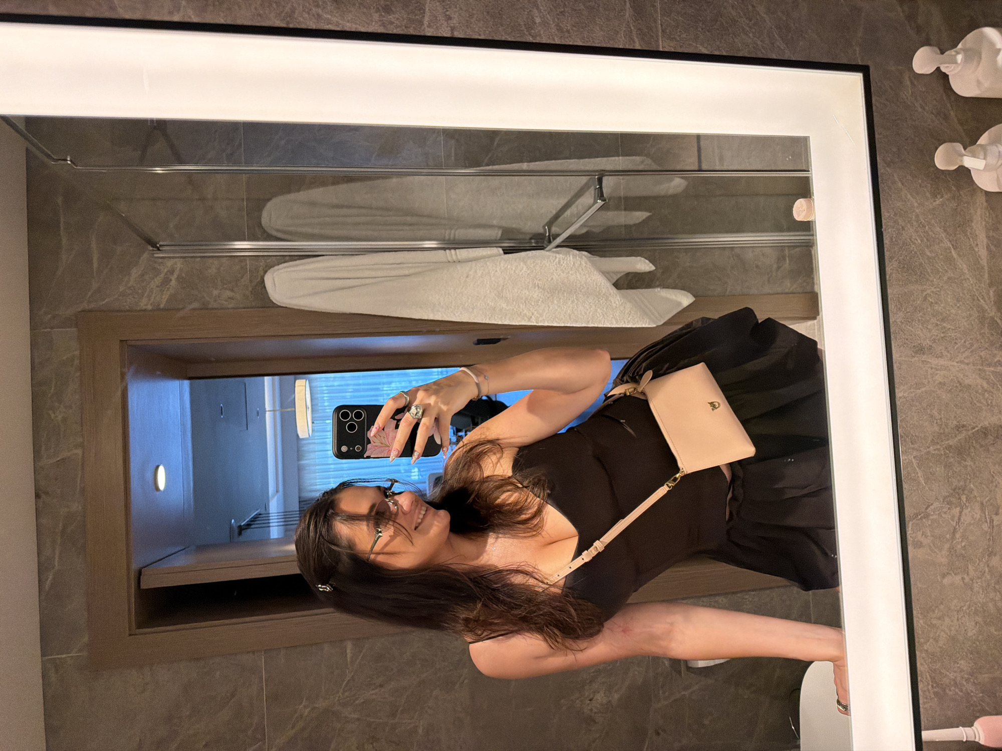 Woman documents hotel bathroom visit with mirror selfies in Turkey
