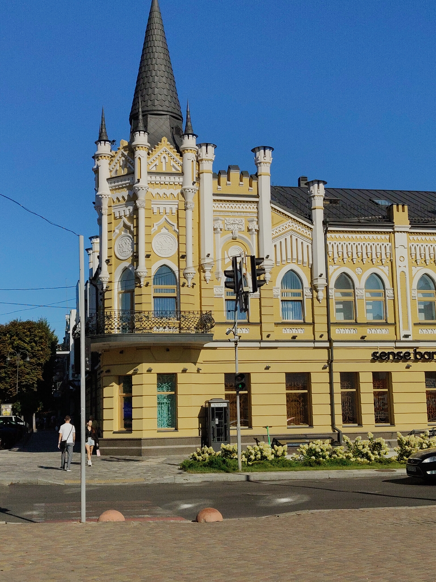 Street-level look at Cherkasy's public spaces and café culture