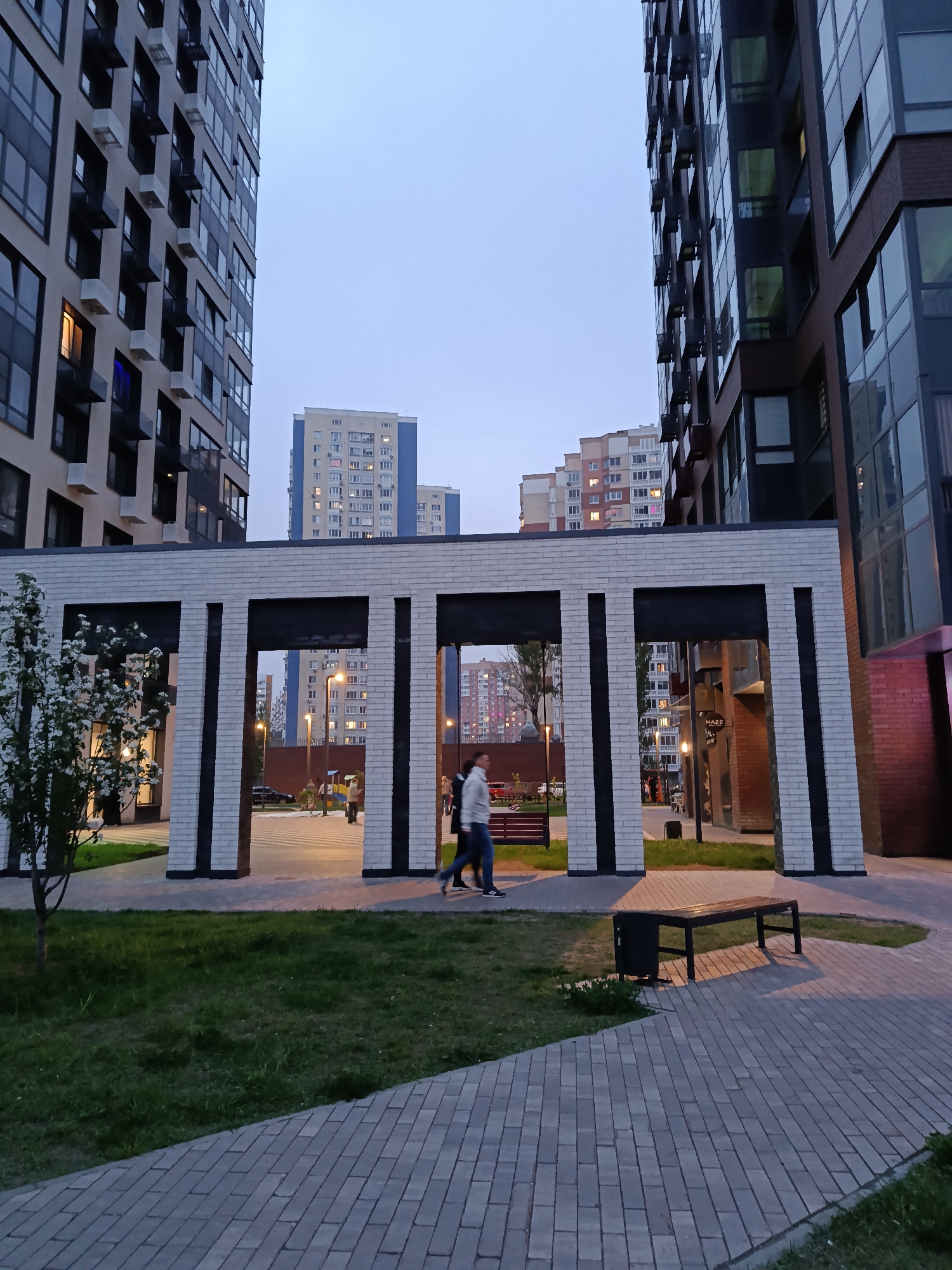 Moscow residential evening: playgrounds, dog walks, spring blooms documented