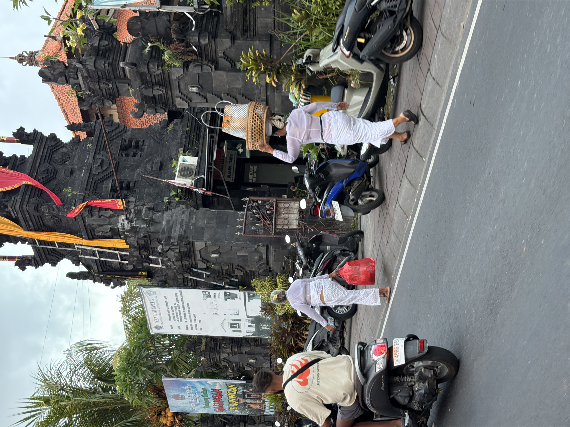 Street corner in North Kuta: Balinese gate meets pink nail salon