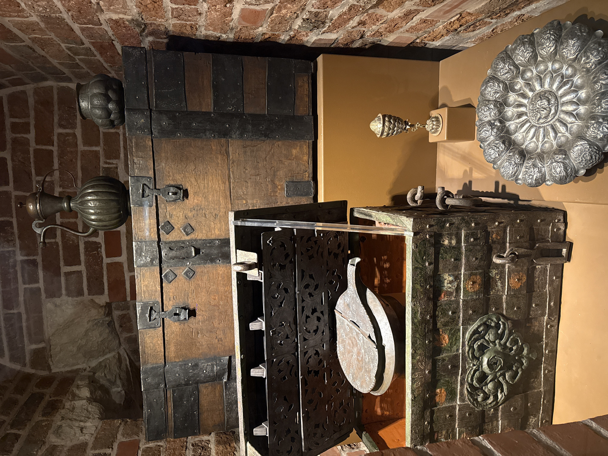 Tourist captures historical artifacts at Moscow Kremlin Armoury Chamber