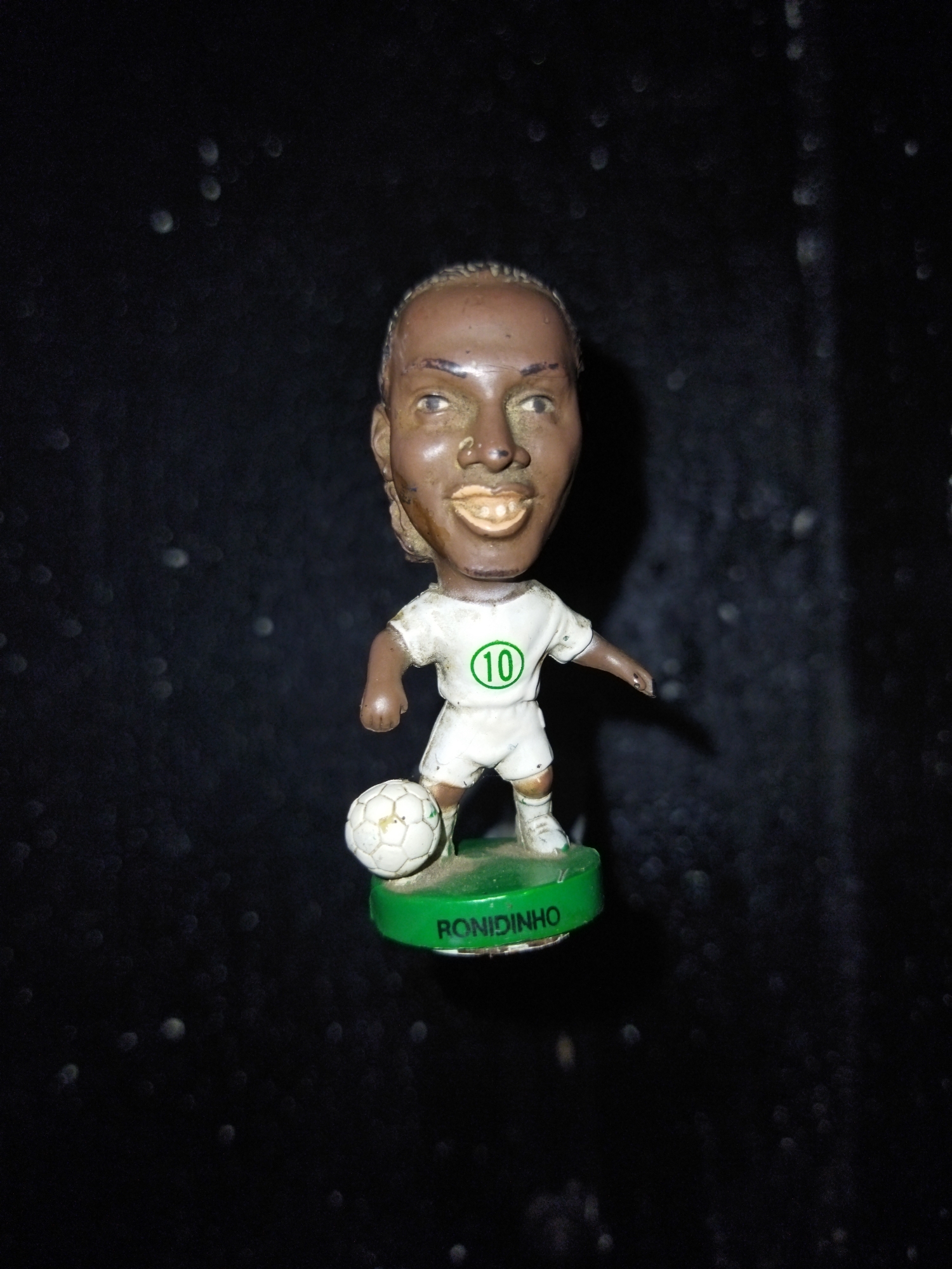 Ronaldinho figurine and hand gestures captured in Tinaquillo