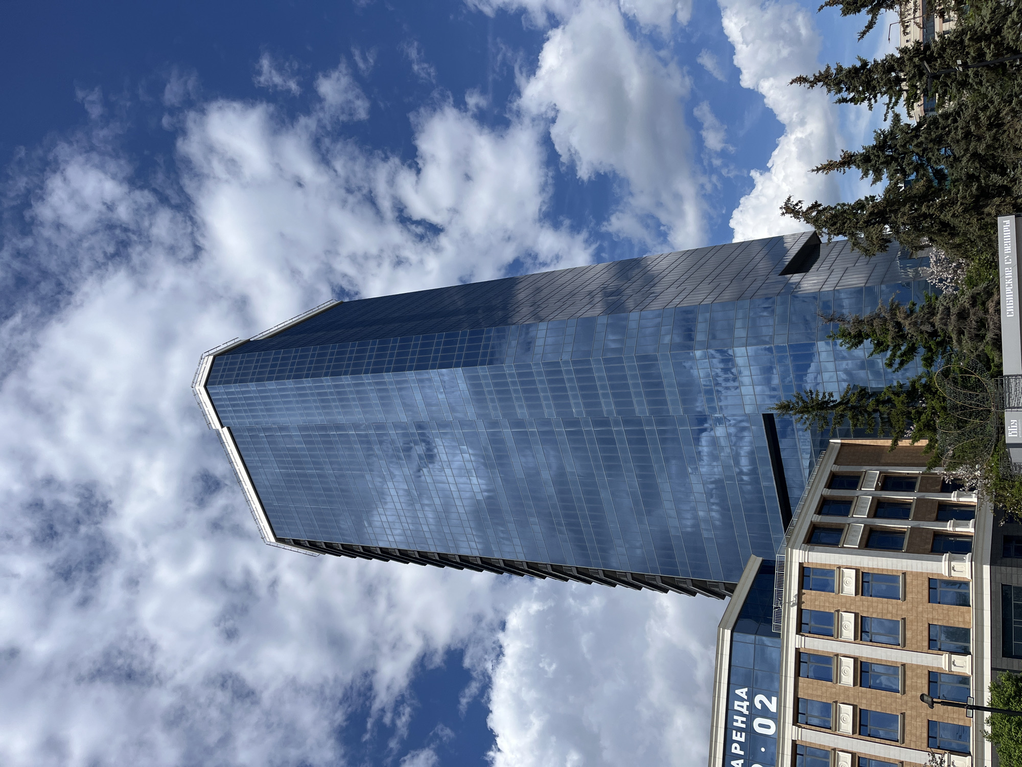 Morning architectural tour and street life documented in Krasnoyarsk