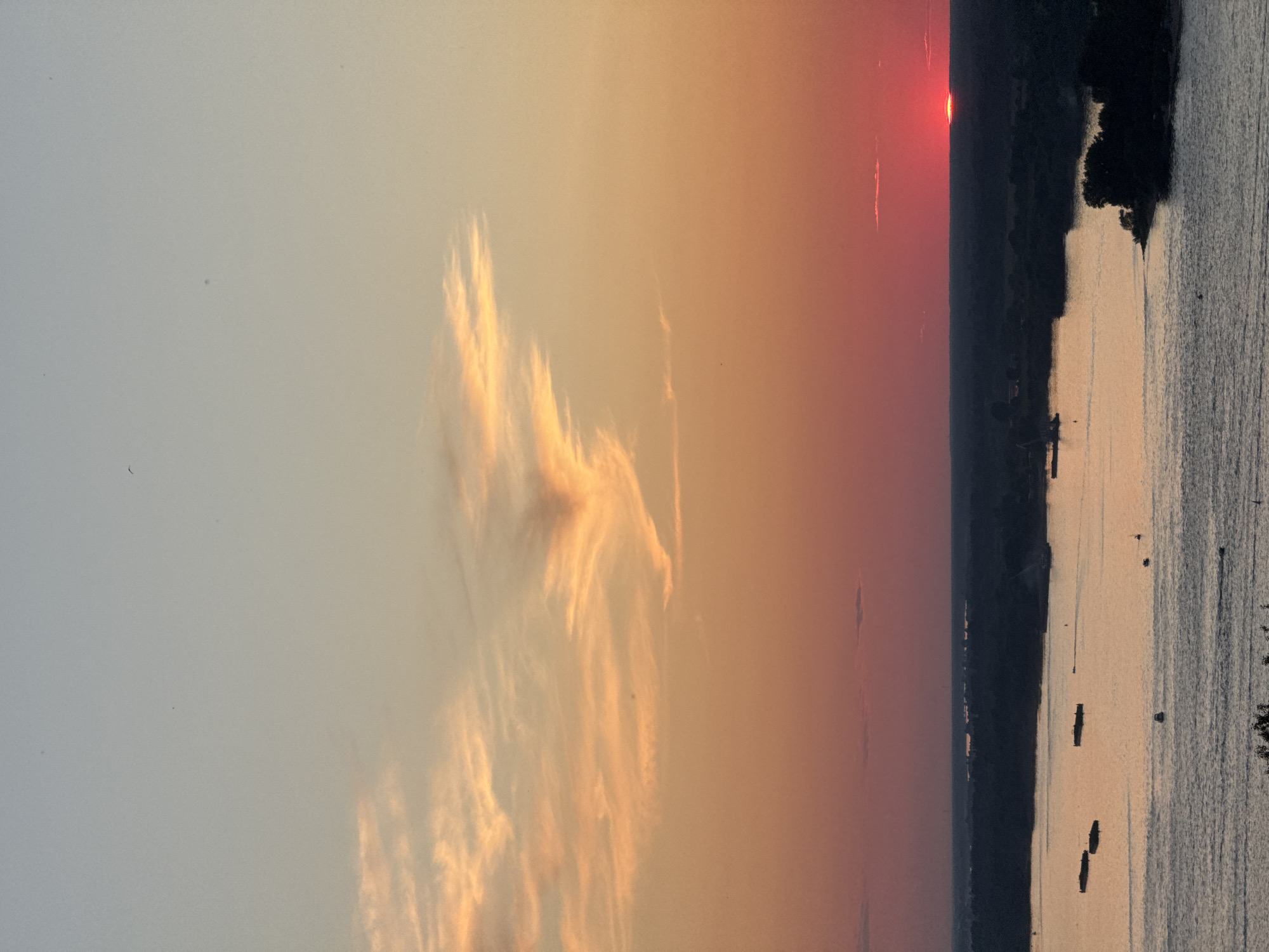 Sunset over Volga River draws photographers in Nizhny Novgorod