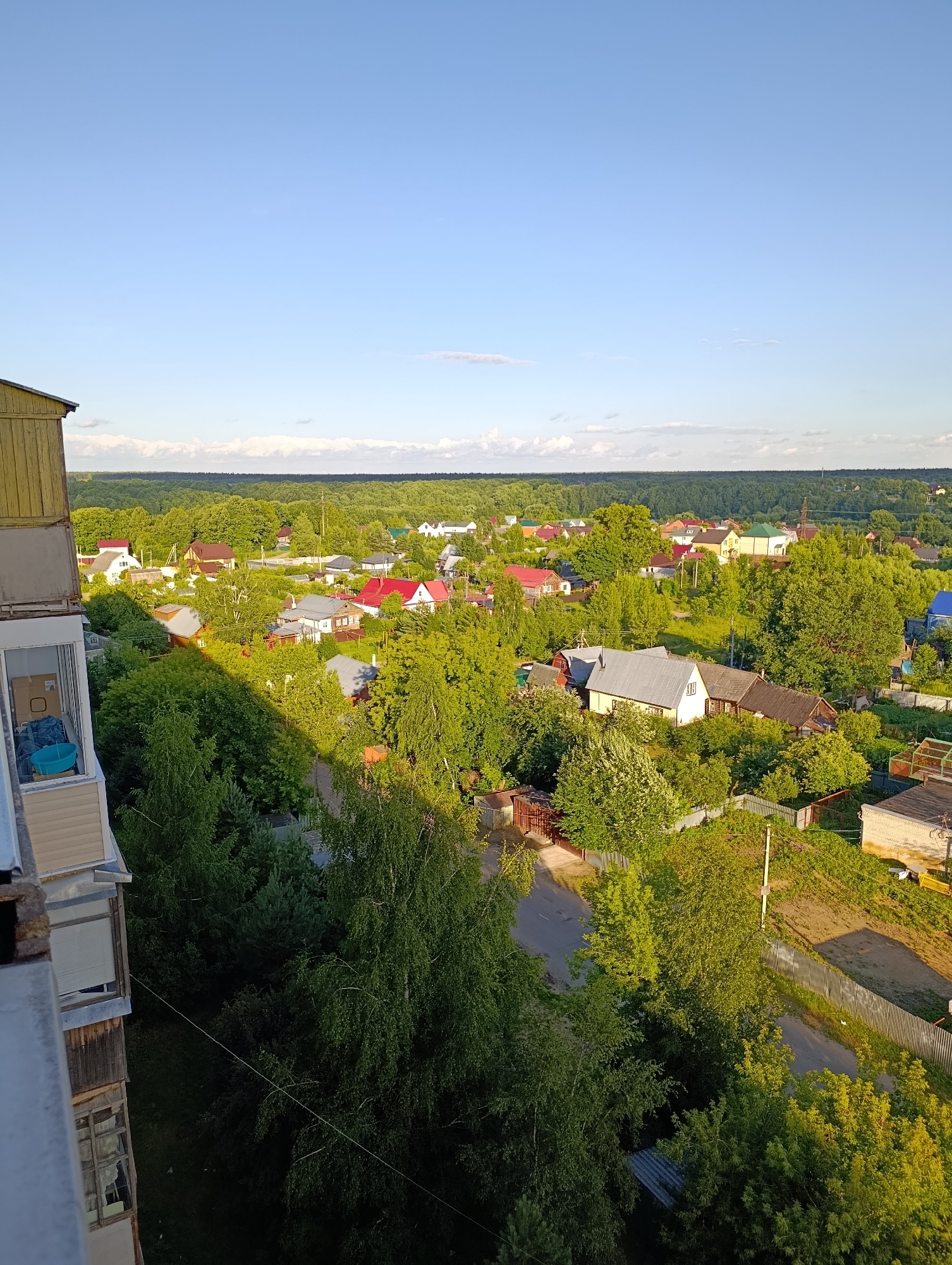 Afternoon in Alexandrov: rooftops, a cat, and cold drinks