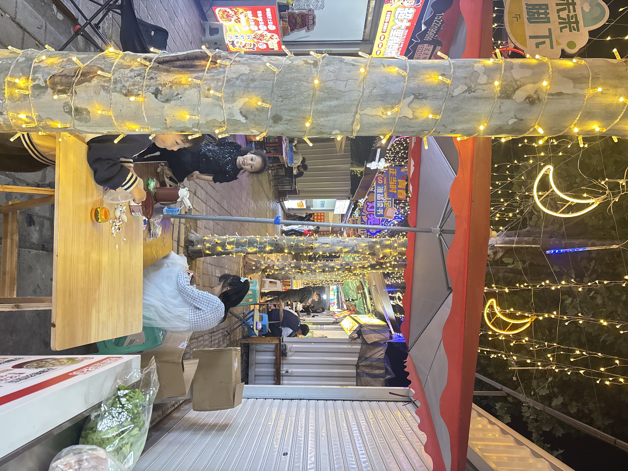 Evening street food scene draws crowds in Jiangjin, China