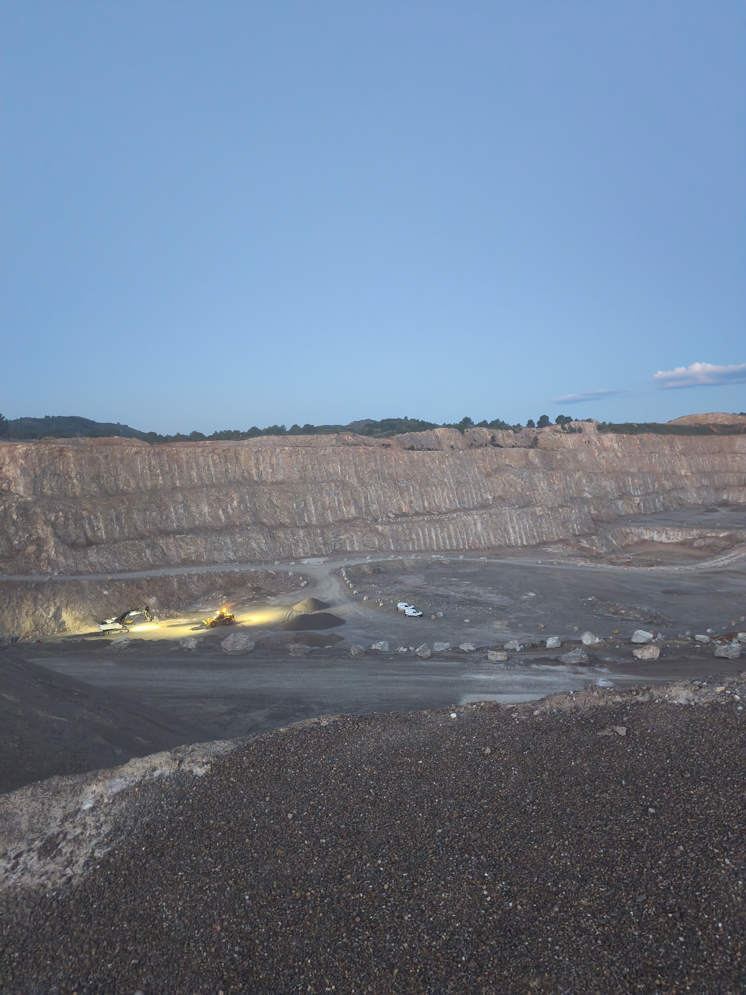 Heavy machinery spotted at Riba-roja de Túria quarry operation