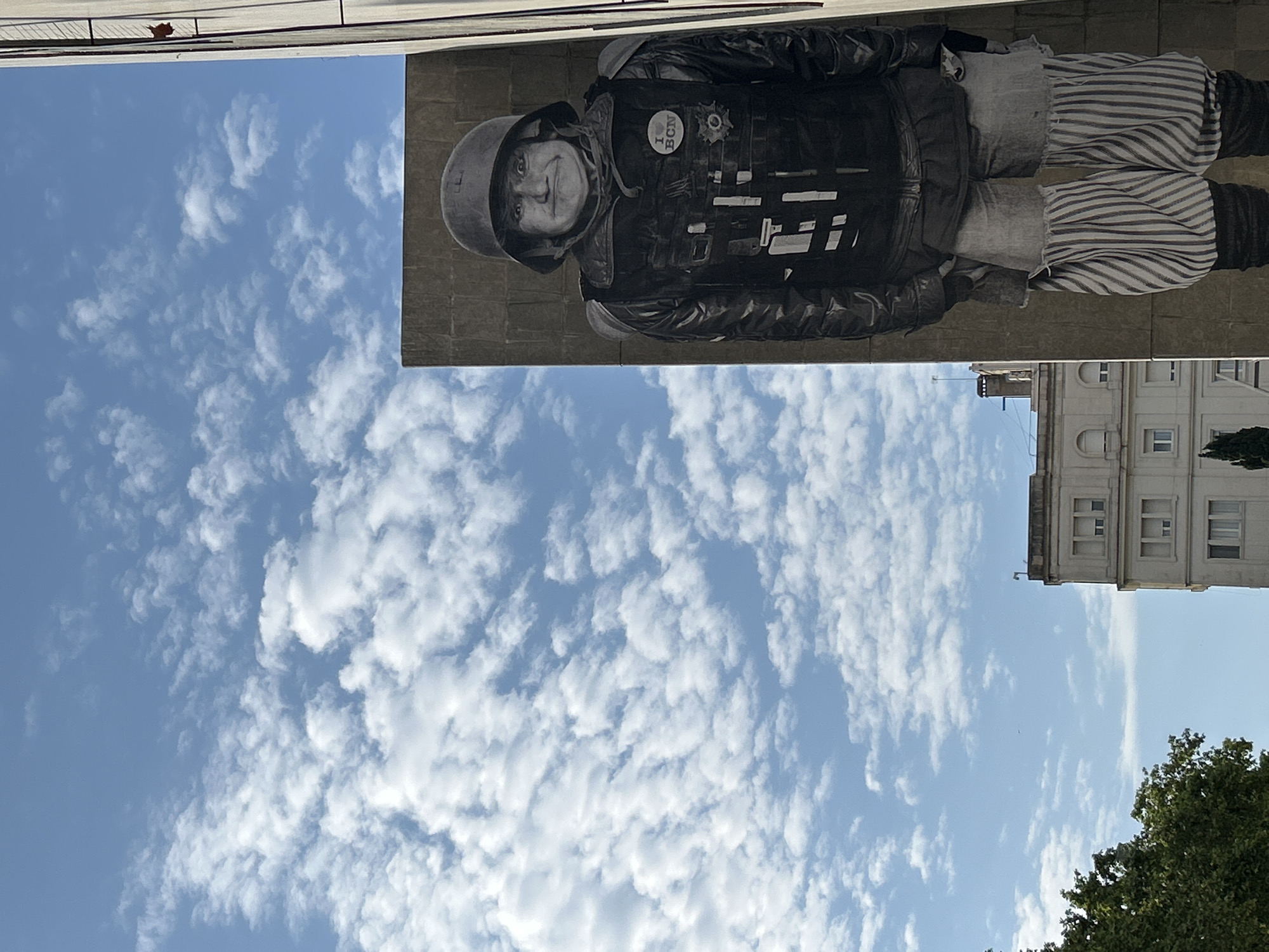 Morning street scenes and murals documented across Barcelona