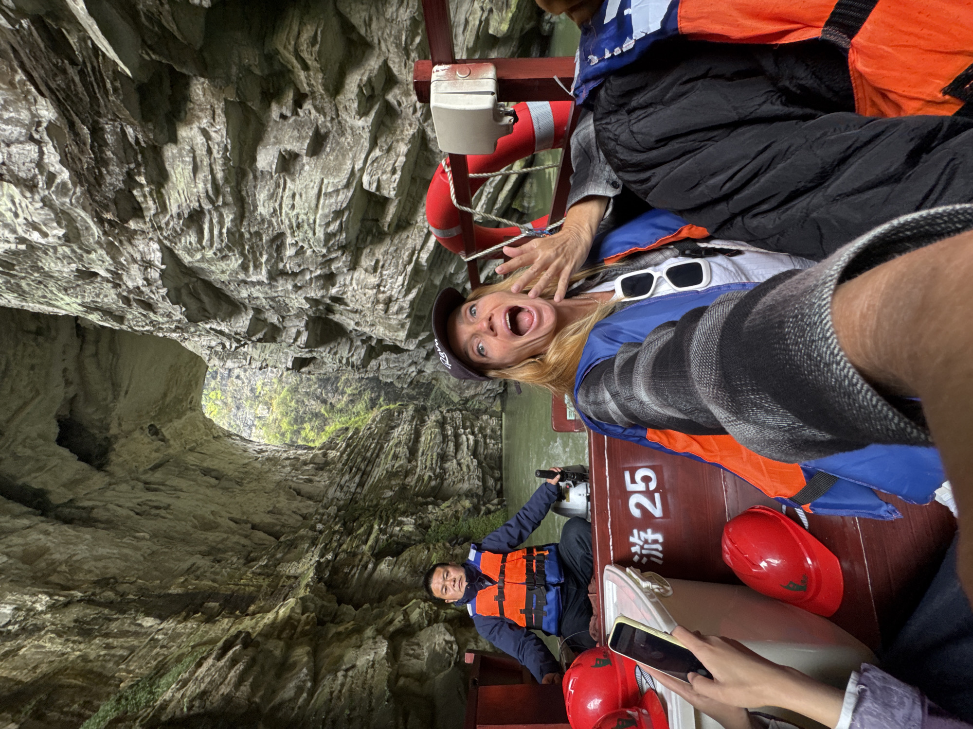 Tourists express awe during gorge boat tour in China