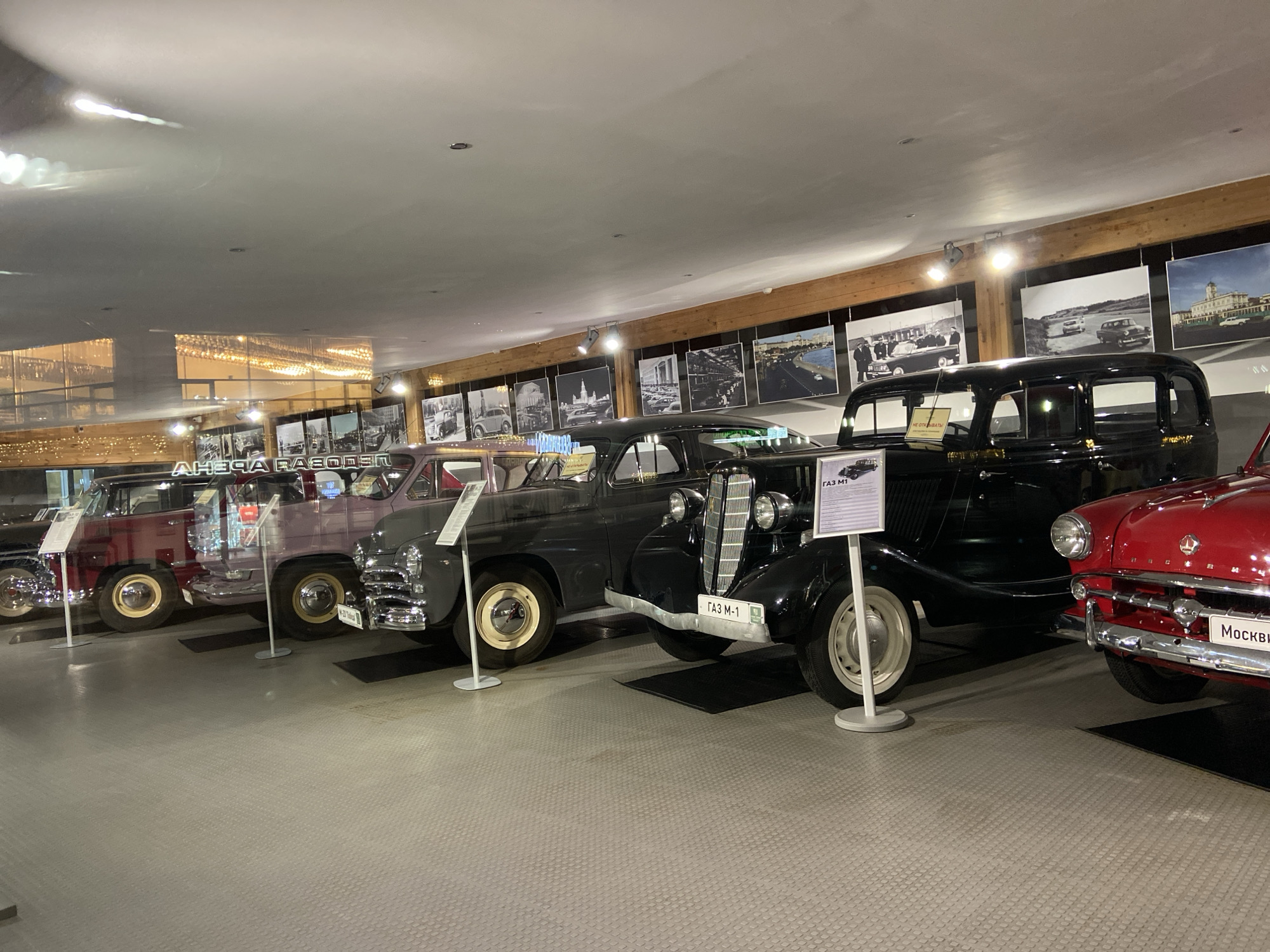 Vintage car exhibition documented at Peresvet museum