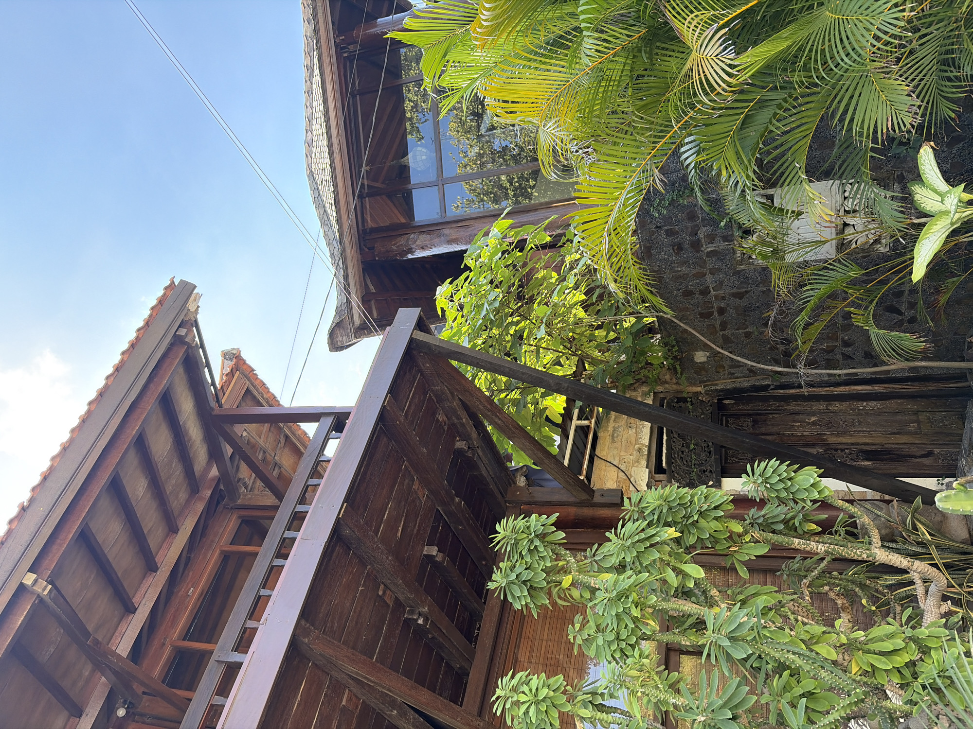 Street-level look at North Kuta's Balinese architecture and tropical lanes