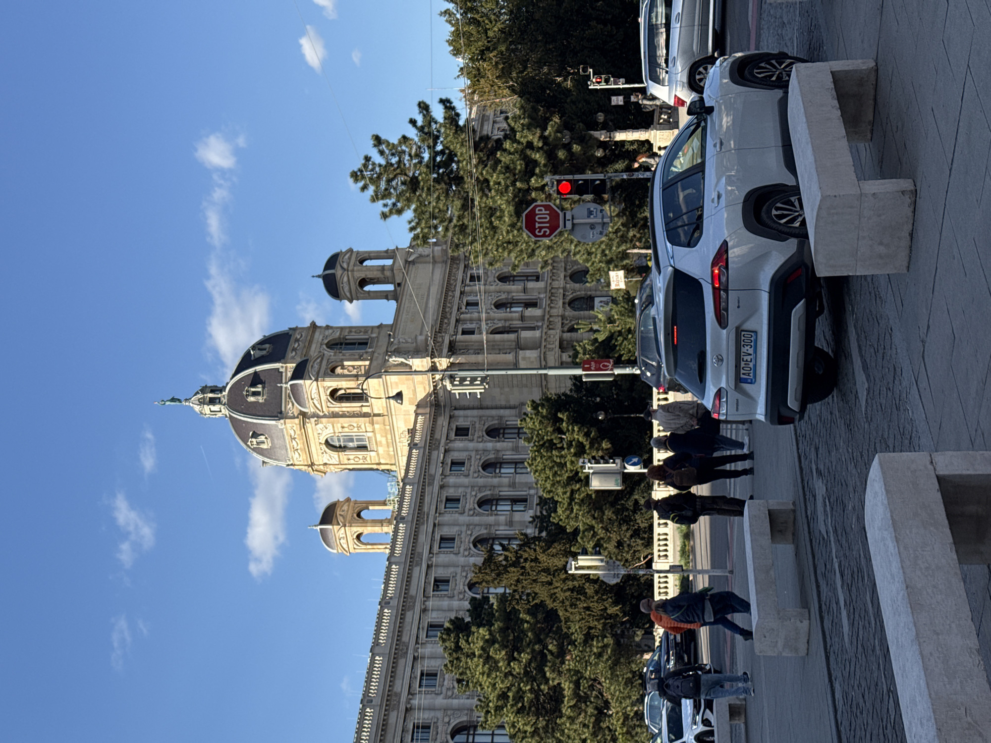 Afternoon street activity documented around Vienna's Kunsthistorisches Museum