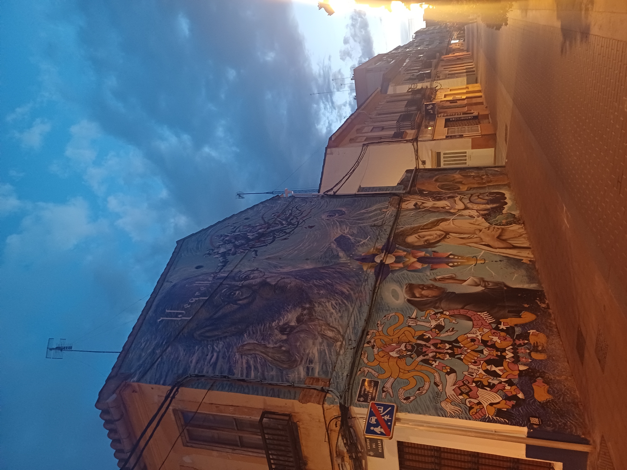 Evening street art documentation in València's Cabanyal-Canyameral district