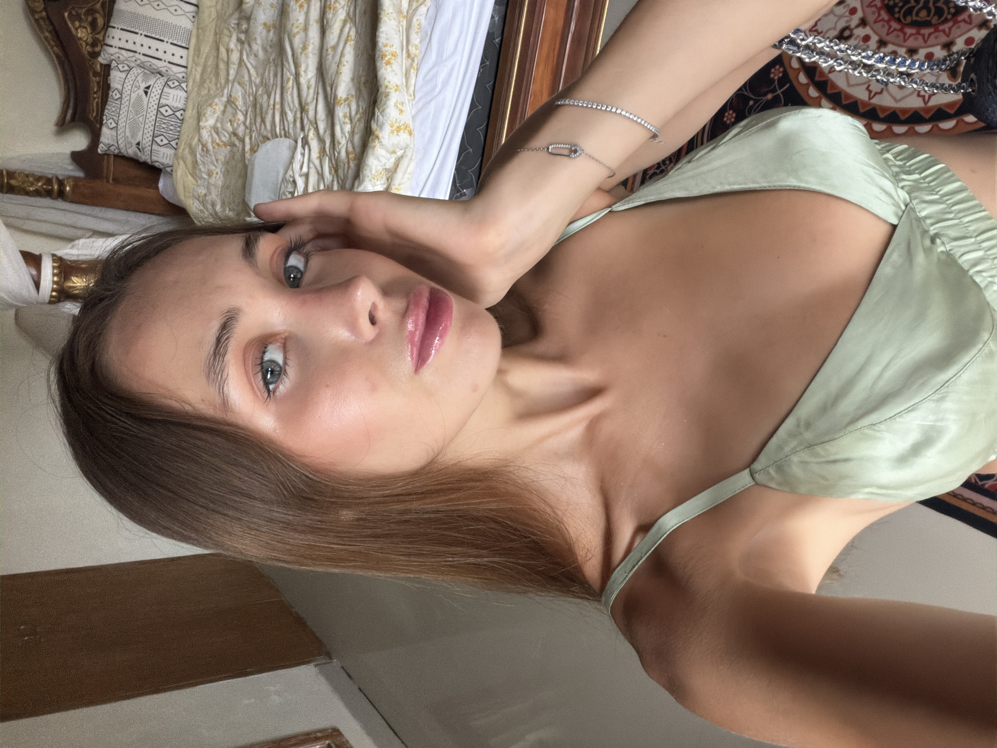 Woman documents morning routine with selfies, meal in Ubud