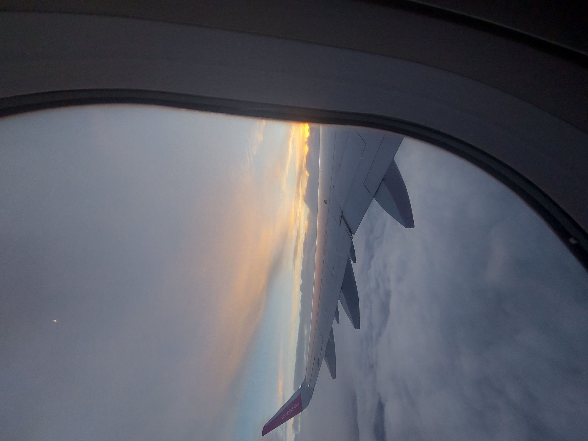 Wizz Air passenger captures wing view over Bulgaria