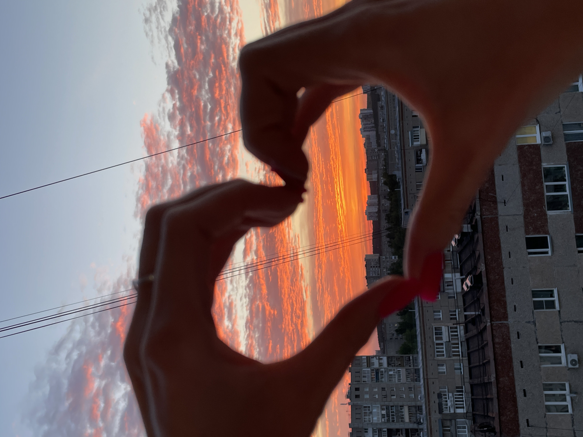 Sunset photography session captures Izhevsk skyline with heart gesture