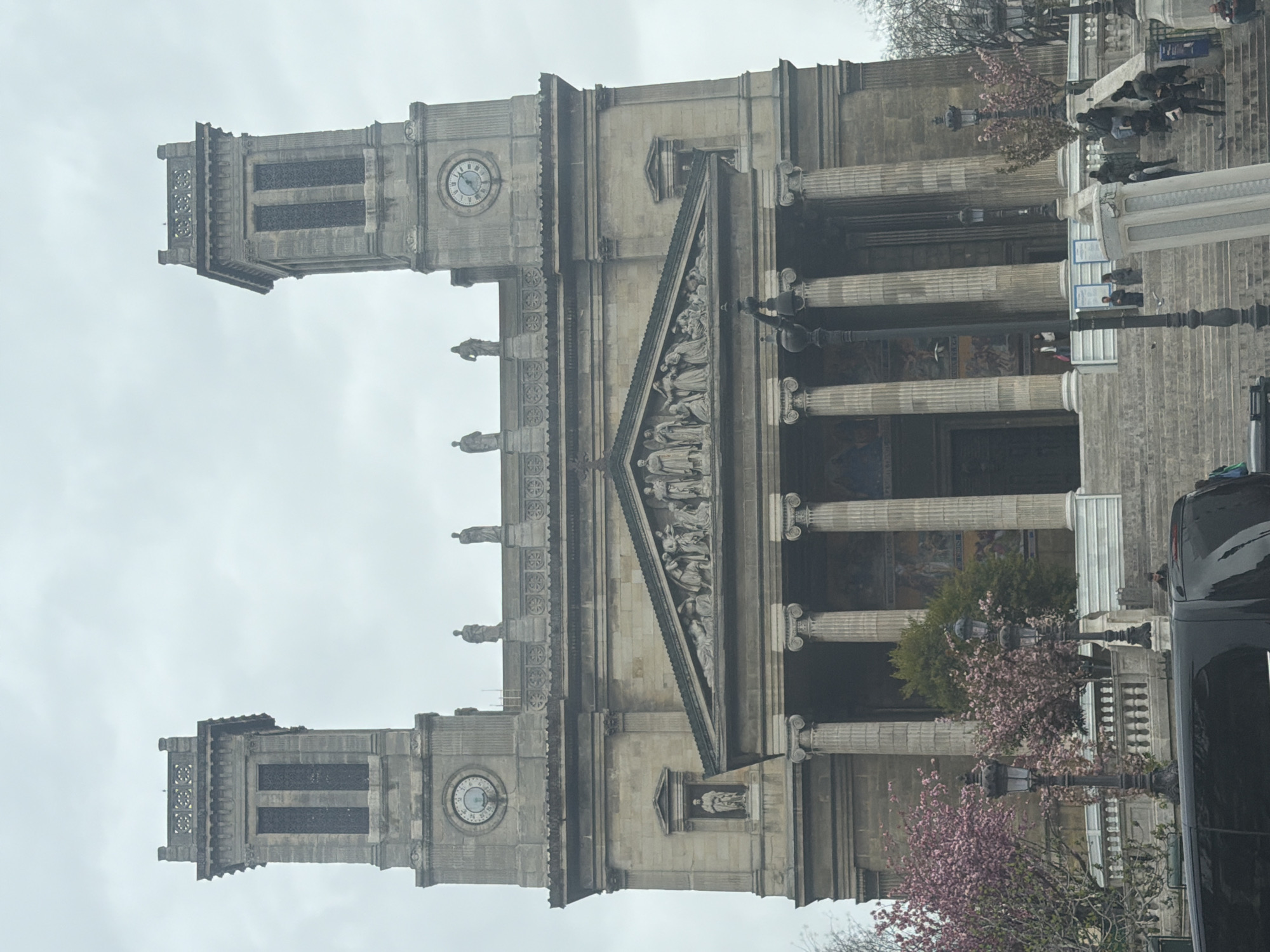 Historic Paris churches documented by witnesses in afternoon