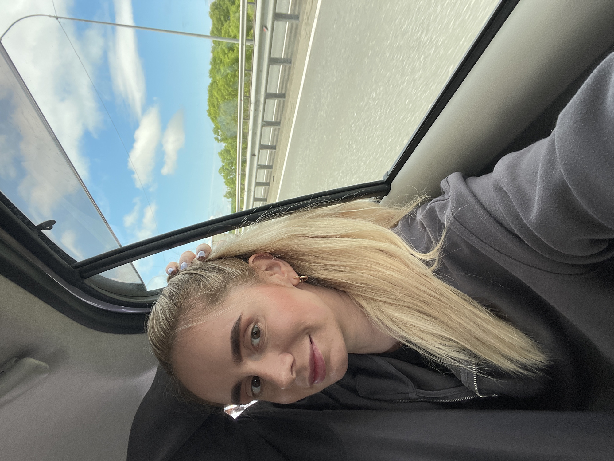 Woman takes selfies in vehicle, De-Friz Russia
