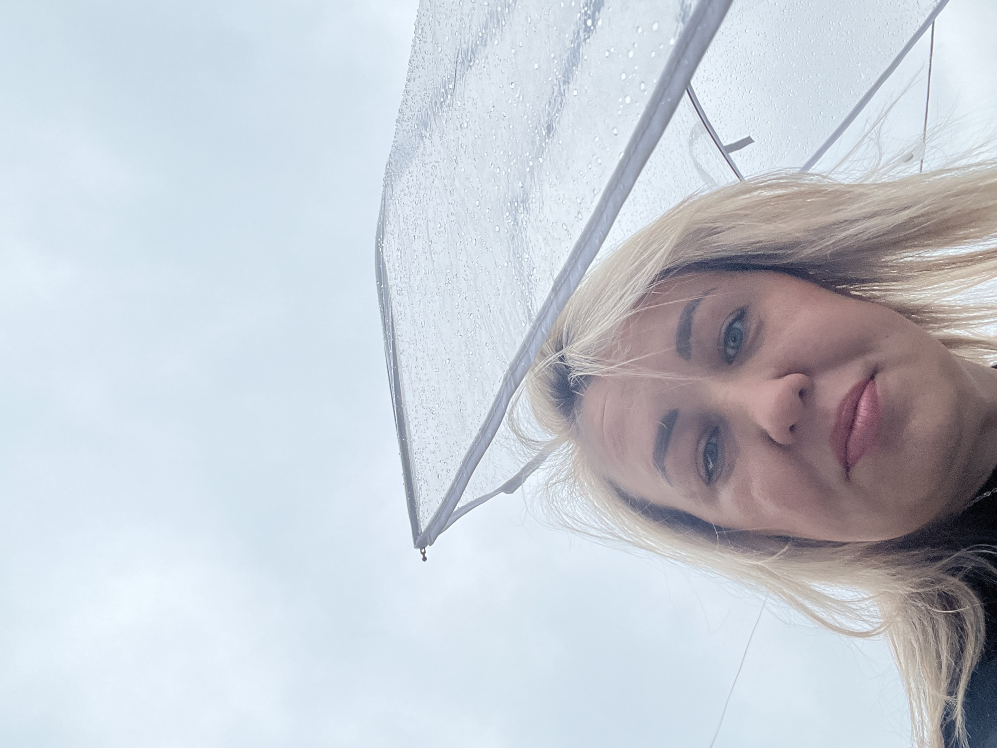 Woman documents rainy morning gym session in Chaikovsky, Russia