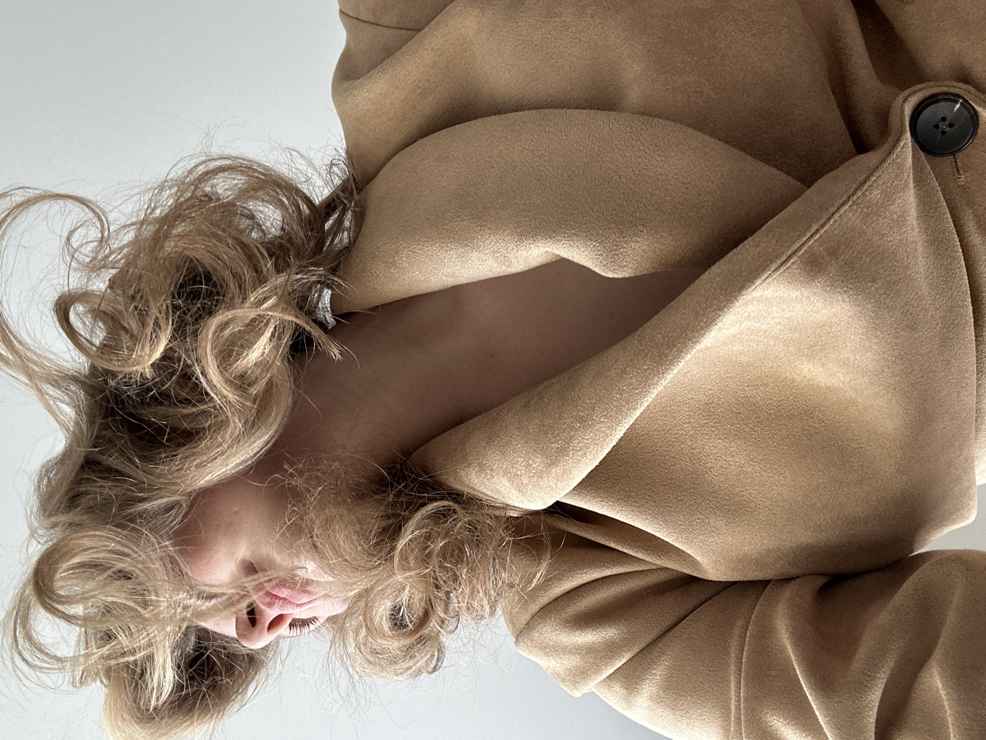 Woman documents morning beauty routine in Kazan selfies