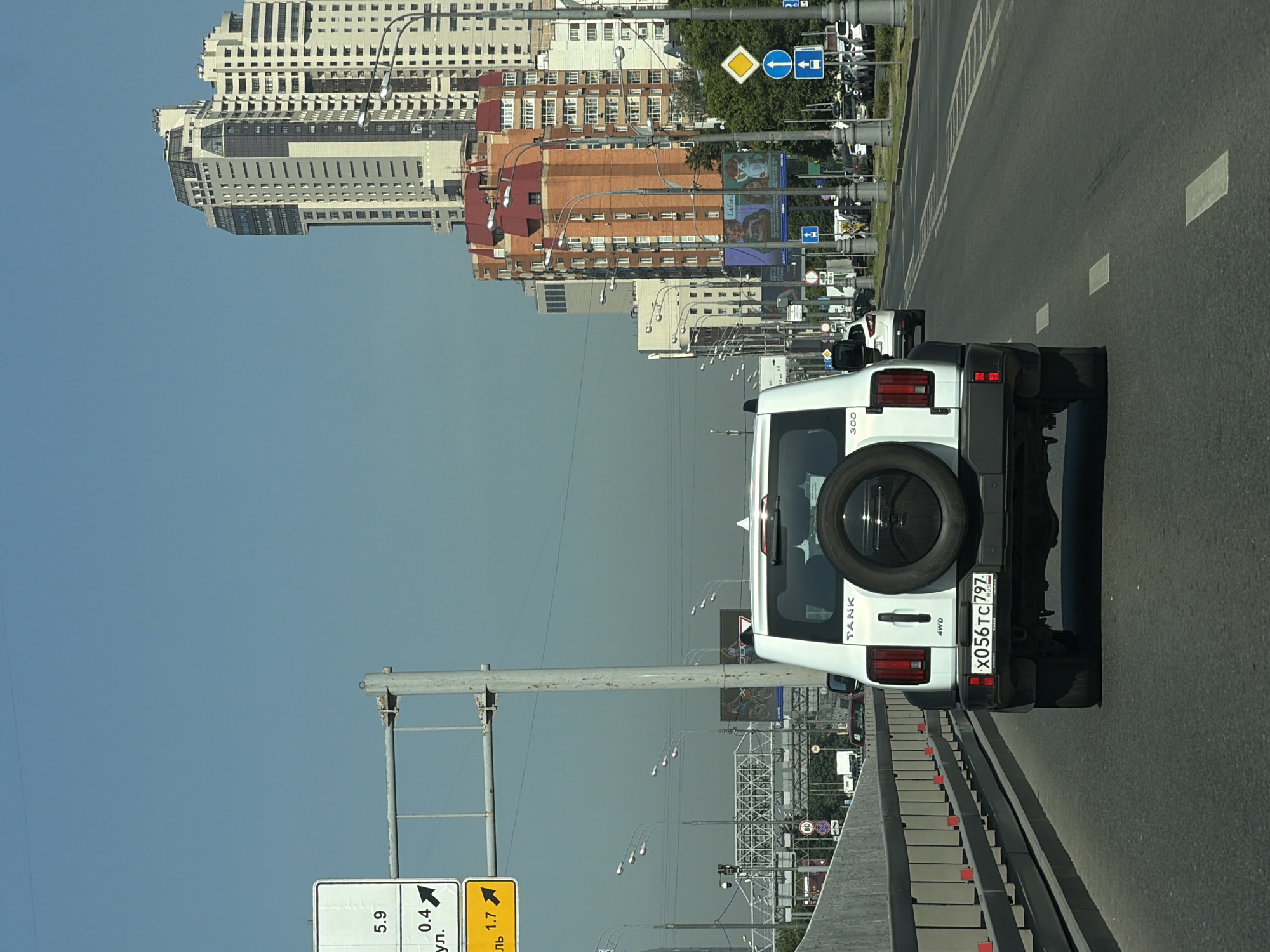 Early morning moments captured in Khimki: parrot, travel, daily life