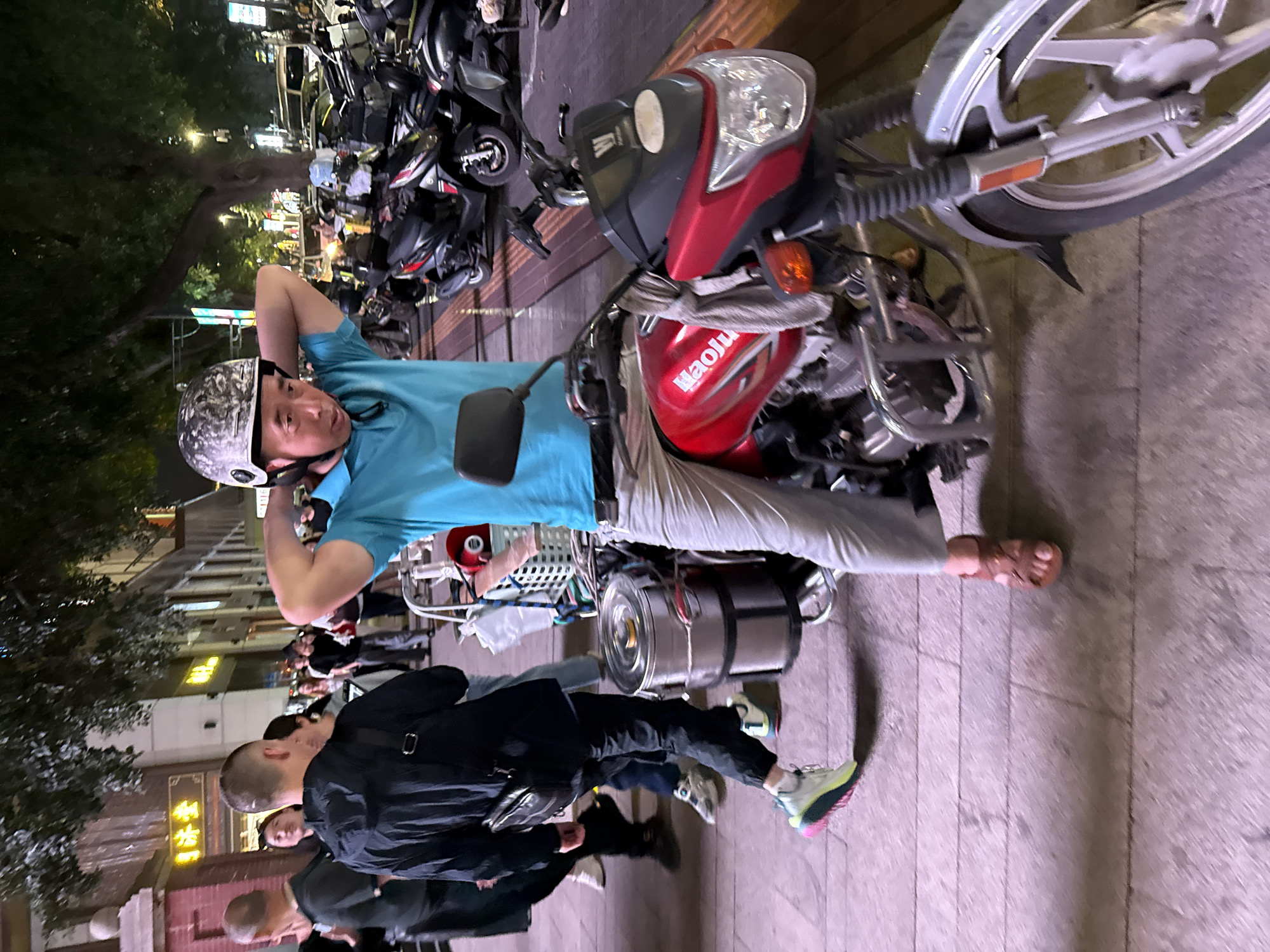 Nighttime street life documented in China's Yuzhong District