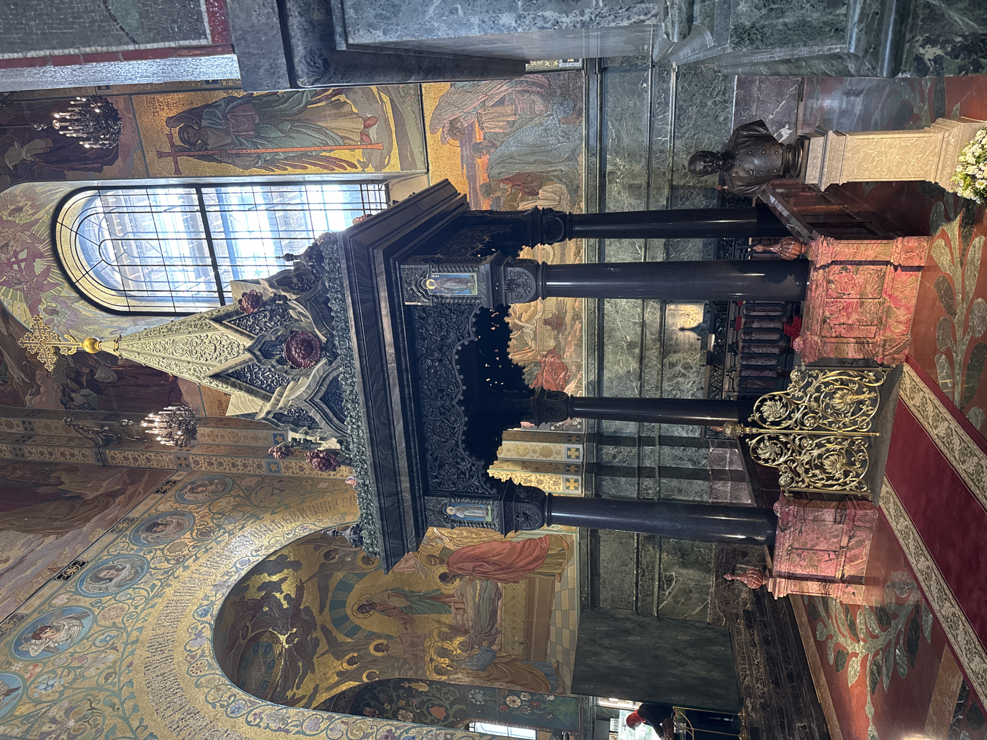 Street musicians, churches, cafés documented across Saint Petersburg afternoon