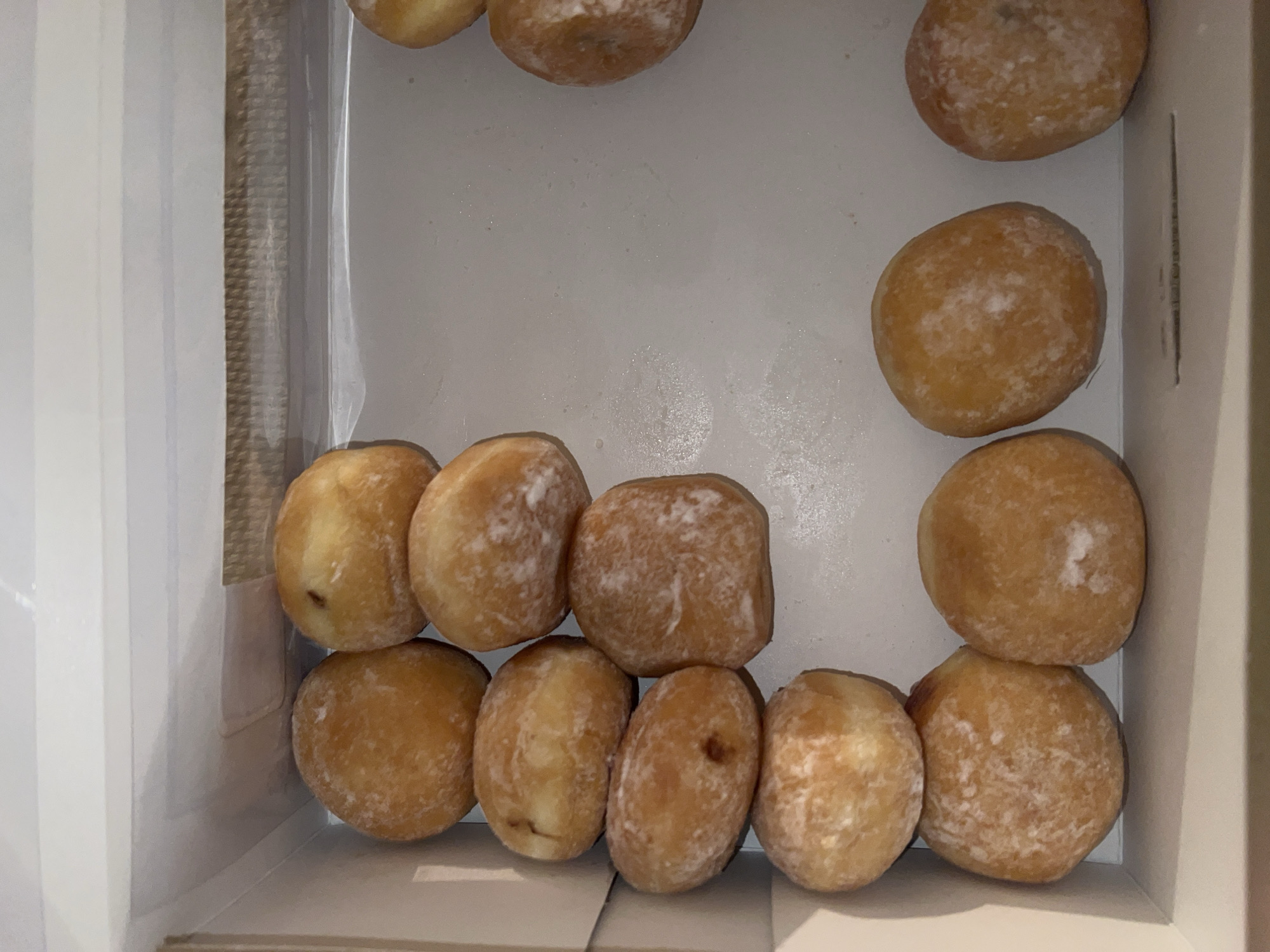 Box of twelve powdered sugar doughnuts spotted in Mexico City