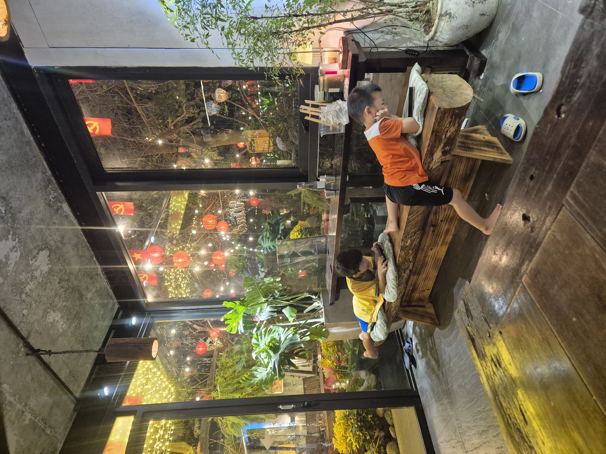 Family cafe time in Đà Nẵng with vintage decor