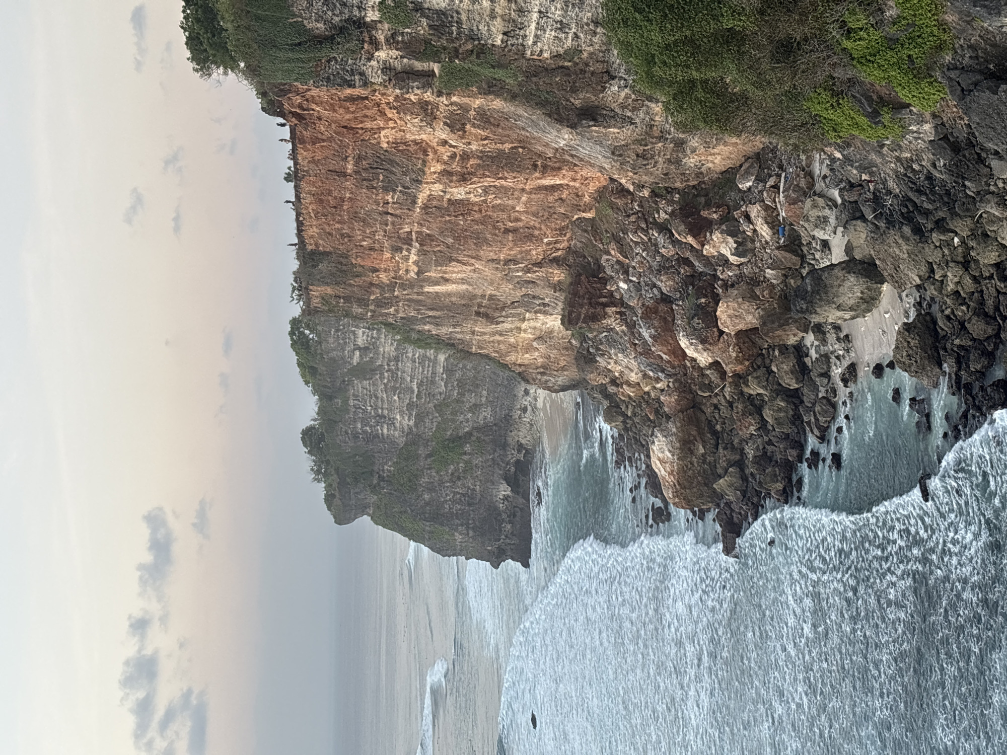 Cliff-edge views and crowds at Kuta Selatan's coastline