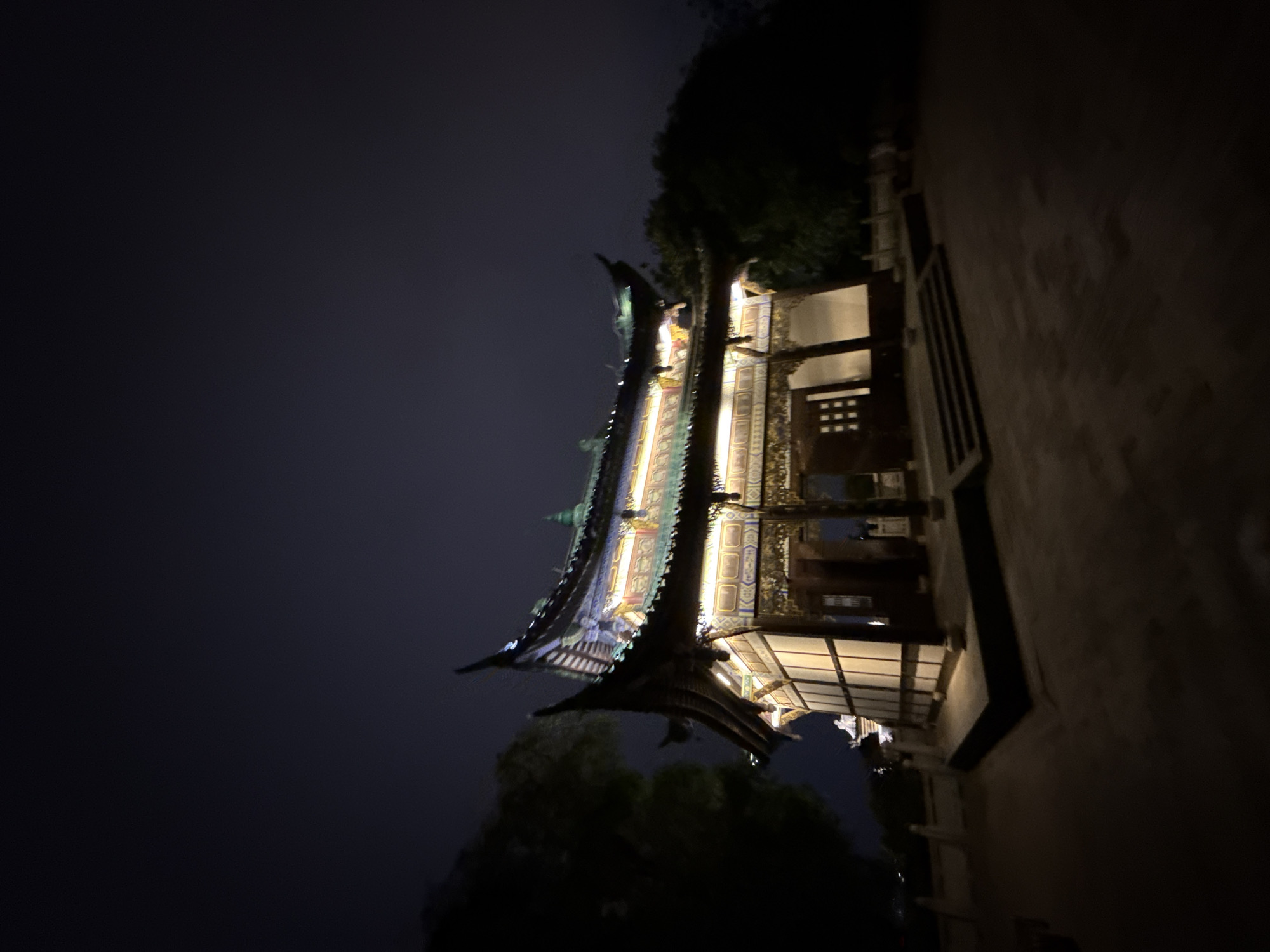 Illuminated pagoda draws nighttime crowds in Liangjiang, China