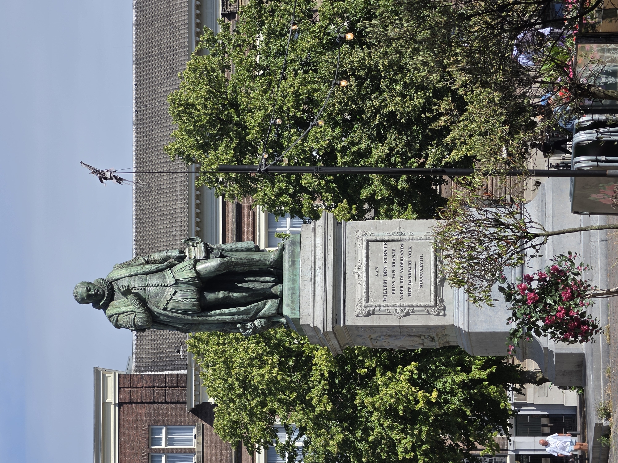 Statue visit and café stop in The Hague on a sunny morning