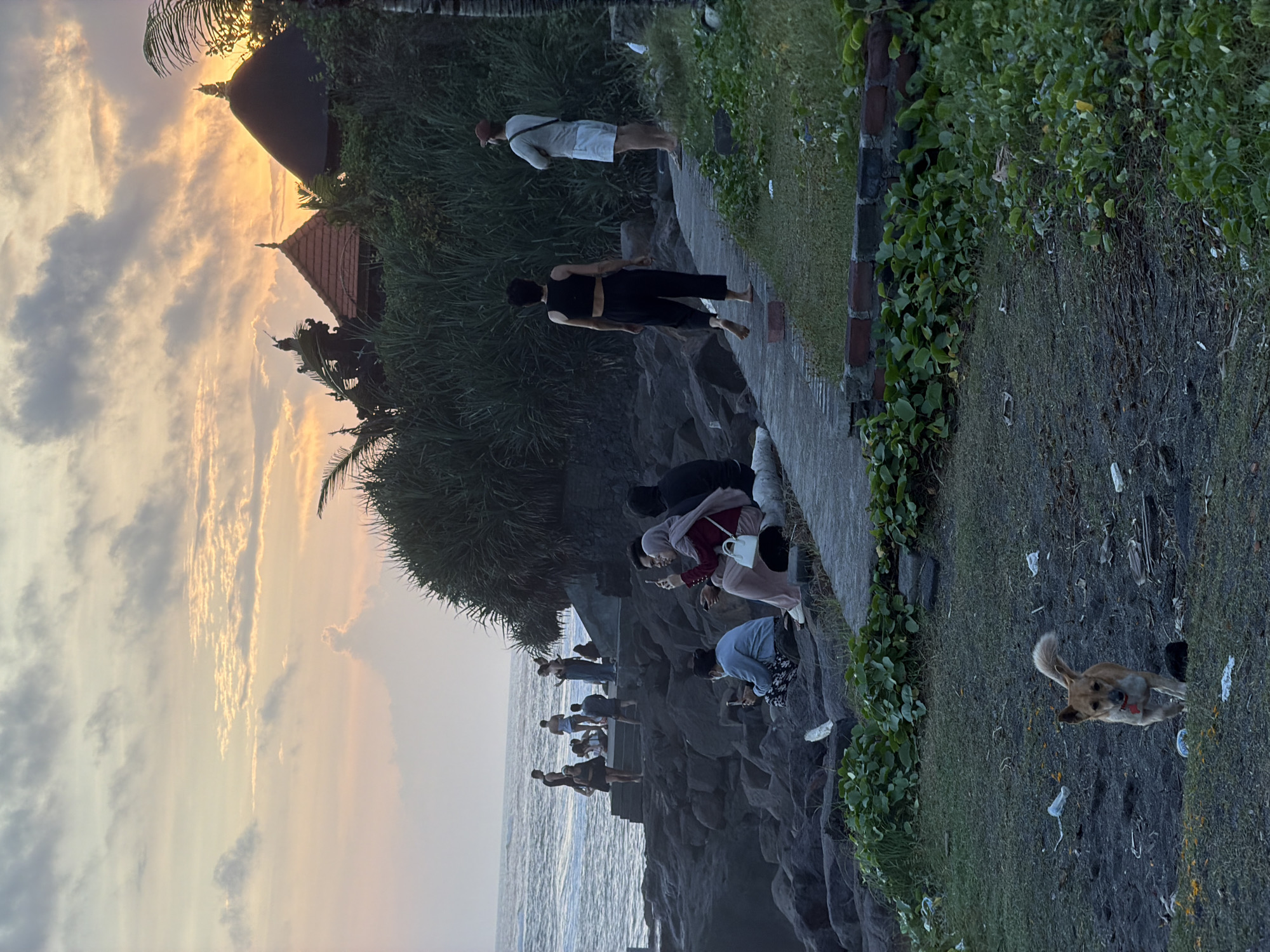 Sunset crowds gather at Tanah Lot temple, Mengwi