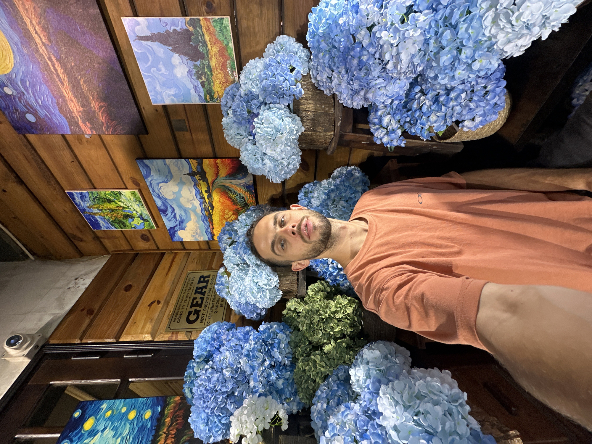 Morning at a flower café in Đà Nẵng, selfies and all