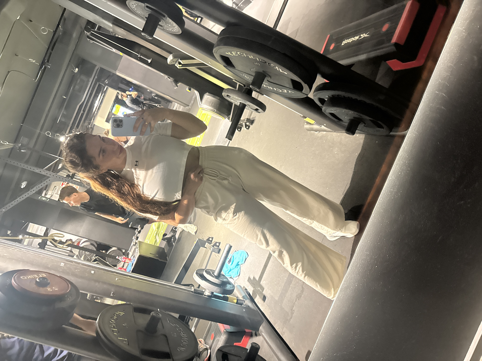 Woman takes gym selfie in Valencia mirror
