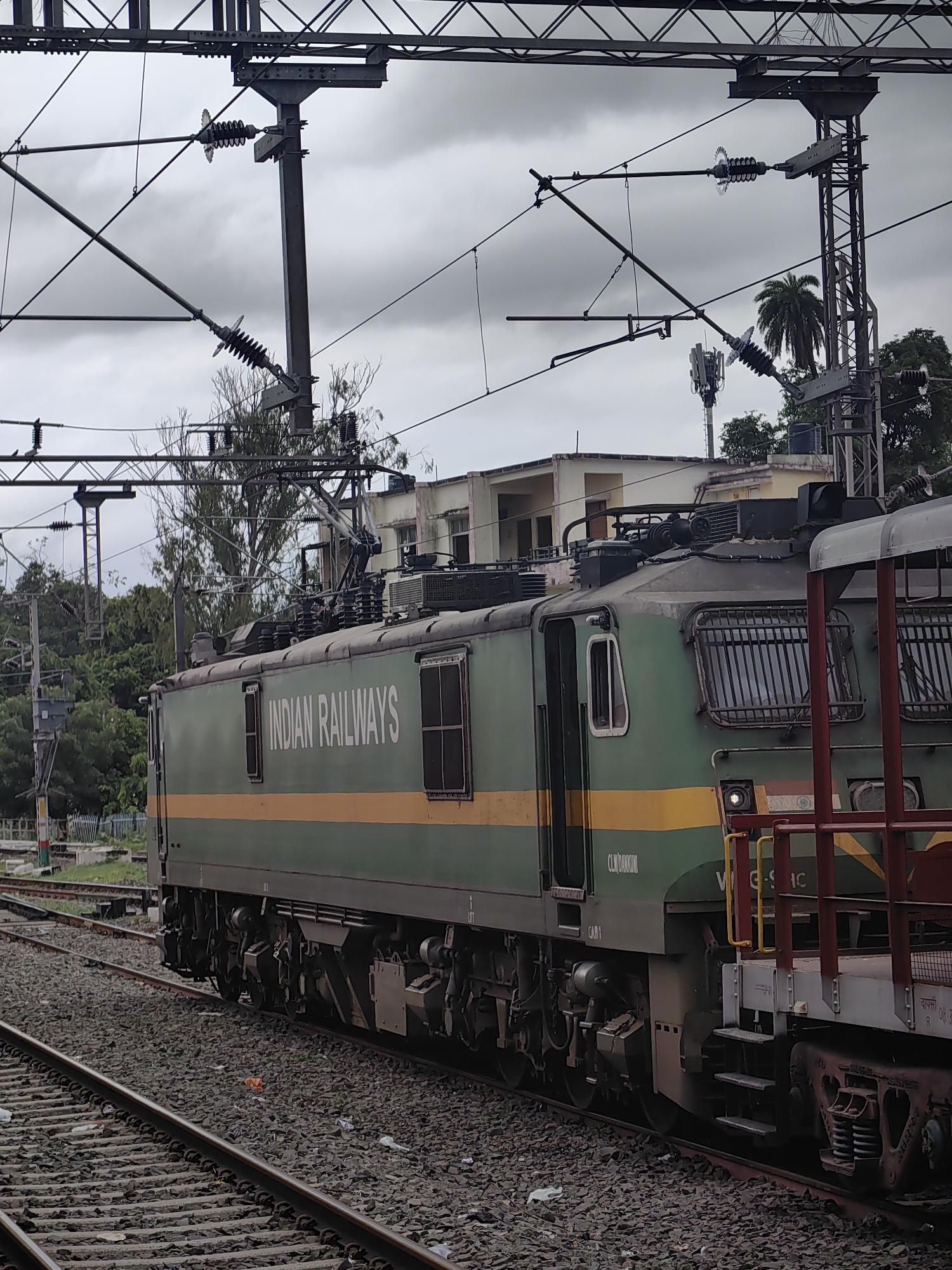 Morning rush at Khandwa Junction: platforms, passengers, and porters