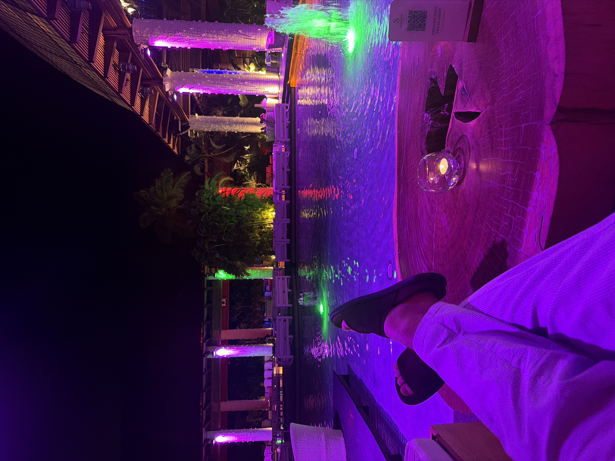 Nighttime outdoor dining captured in Las Jarretaderas, Mexico
