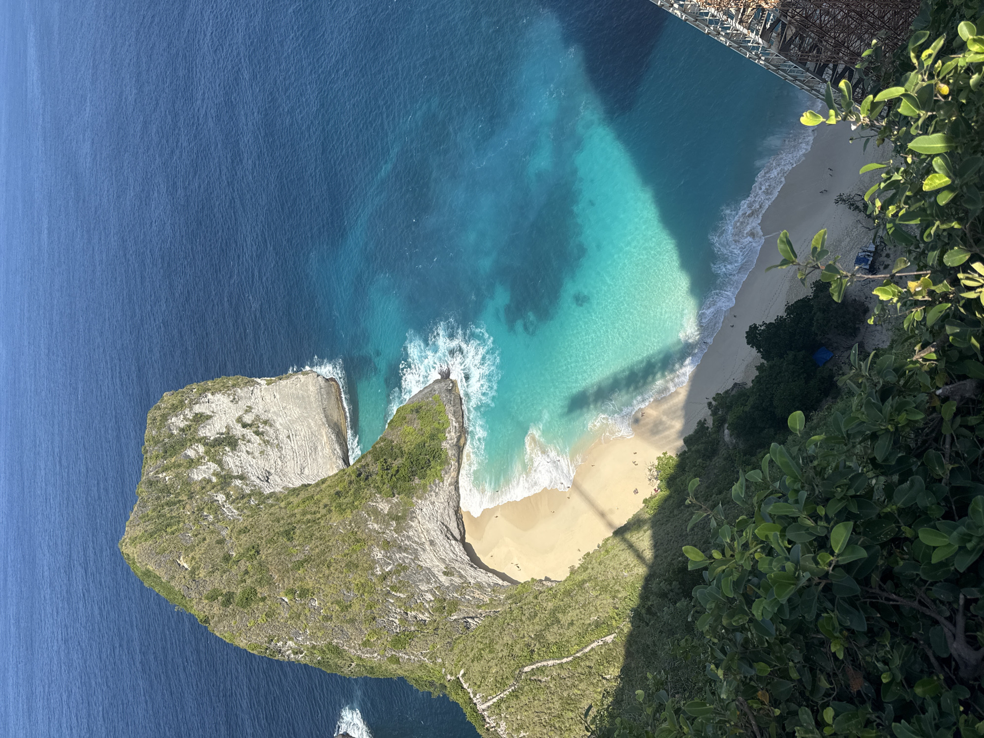 Busy day at Kelingking Beach viewpoint, Nusa Penida