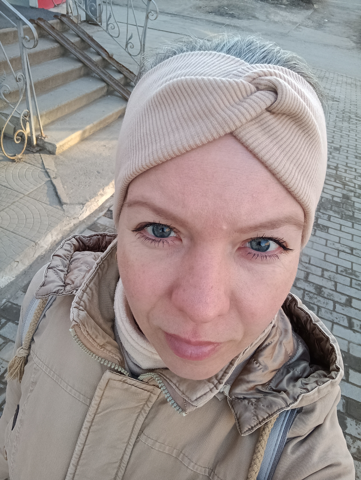 Woman photographed in outdoor portrait in Chaikovsky, Russia