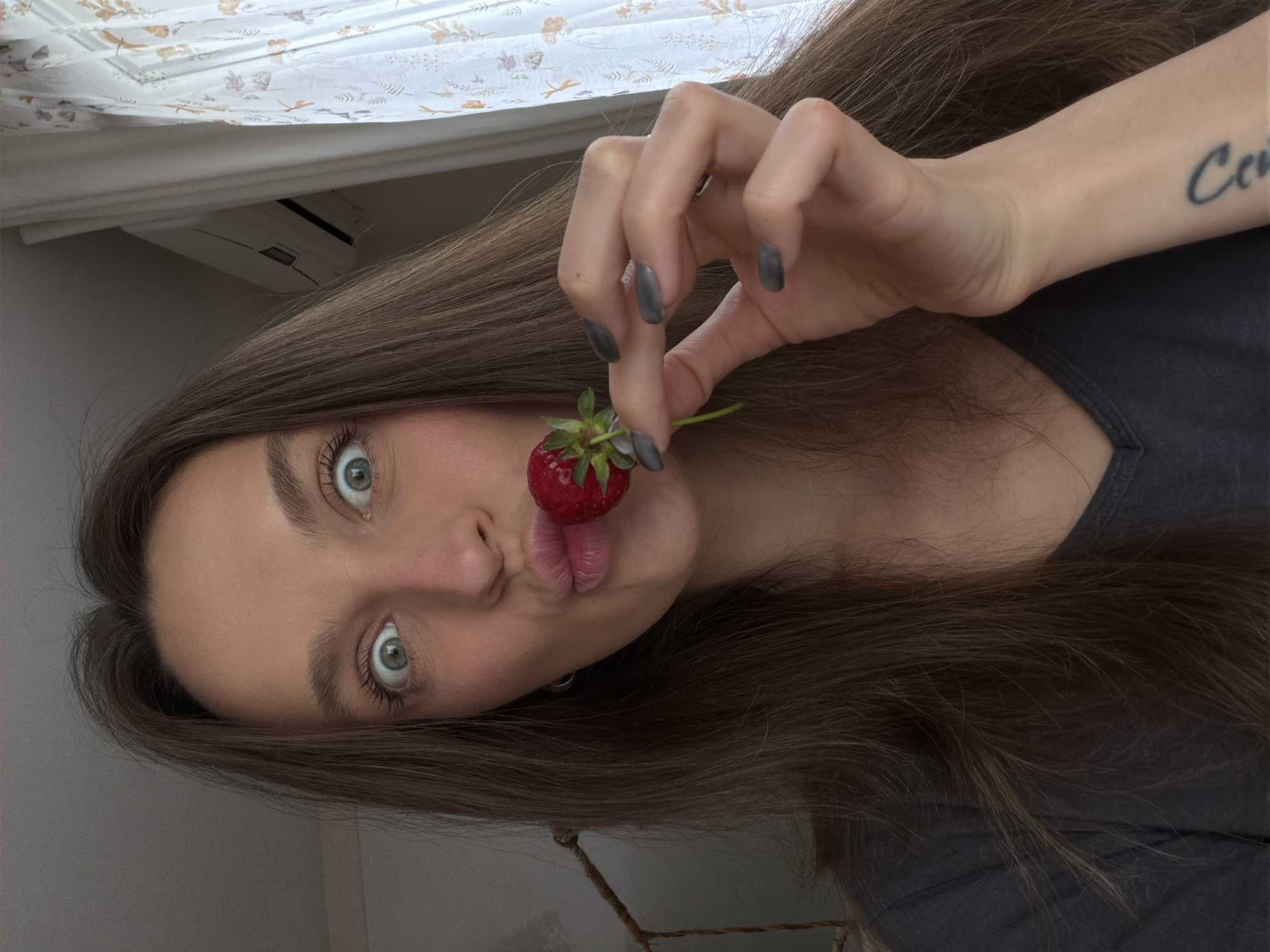 Women share strawberry moments, selfies in Budva